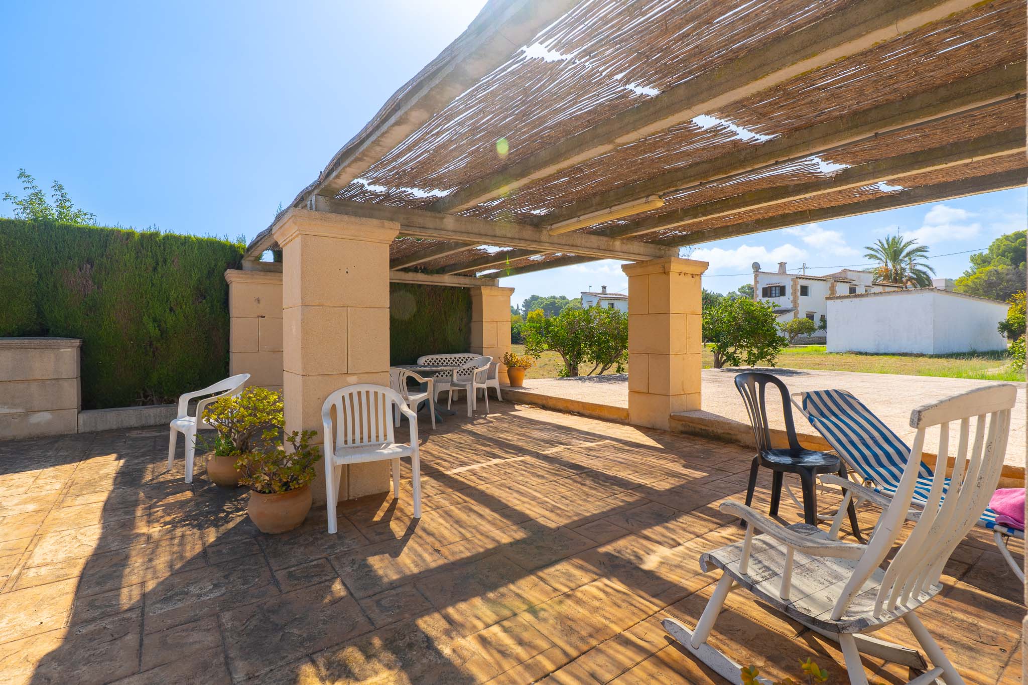 Exclusivo Chalet en Jávea: Playa, Piscina y Sol, Descubre este chalet adosado reformado en Jávea, Alicante. A 1km de la playa, con piscina, jardín, paneles solares y acabados de lujo. ¡Tu hogar mediterráneo!