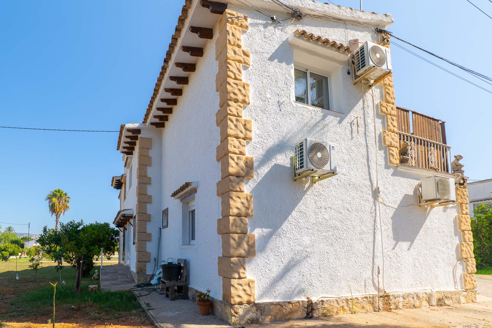 Exclusivo Chalet en Jávea: Playa, Piscina y Sol, Descubre este chalet adosado reformado en Jávea, Alicante. A 1km de la playa, con piscina, jardín, paneles solares y acabados de lujo. ¡Tu hogar mediterráneo!