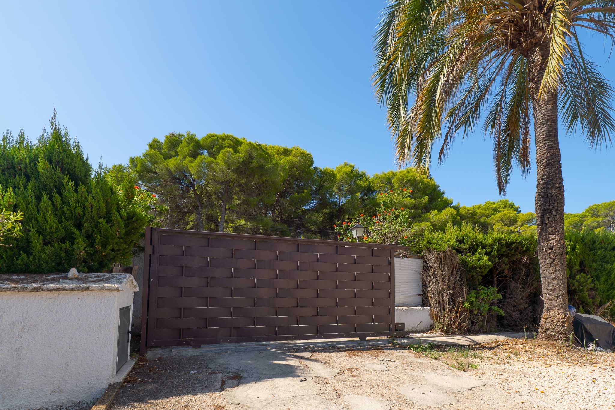 Exclusivo Chalet en Jávea: Playa, Piscina y Sol, Descubre este chalet adosado reformado en Jávea, Alicante. A 1km de la playa, con piscina, jardín, paneles solares y acabados de lujo. ¡Tu hogar mediterráneo!