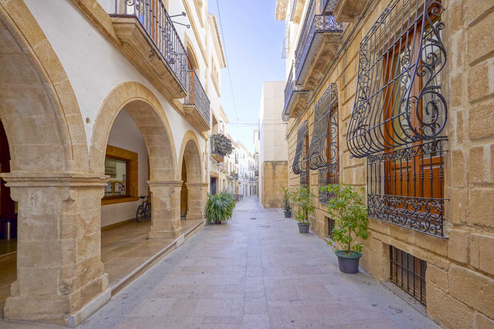 Exclusivo Chalet en Jávea: Playa, Piscina y Sol, Descubre este chalet adosado reformado en Jávea, Alicante. A 1km de la playa, con piscina, jardín, paneles solares y acabados de lujo. ¡Tu hogar mediterráneo!