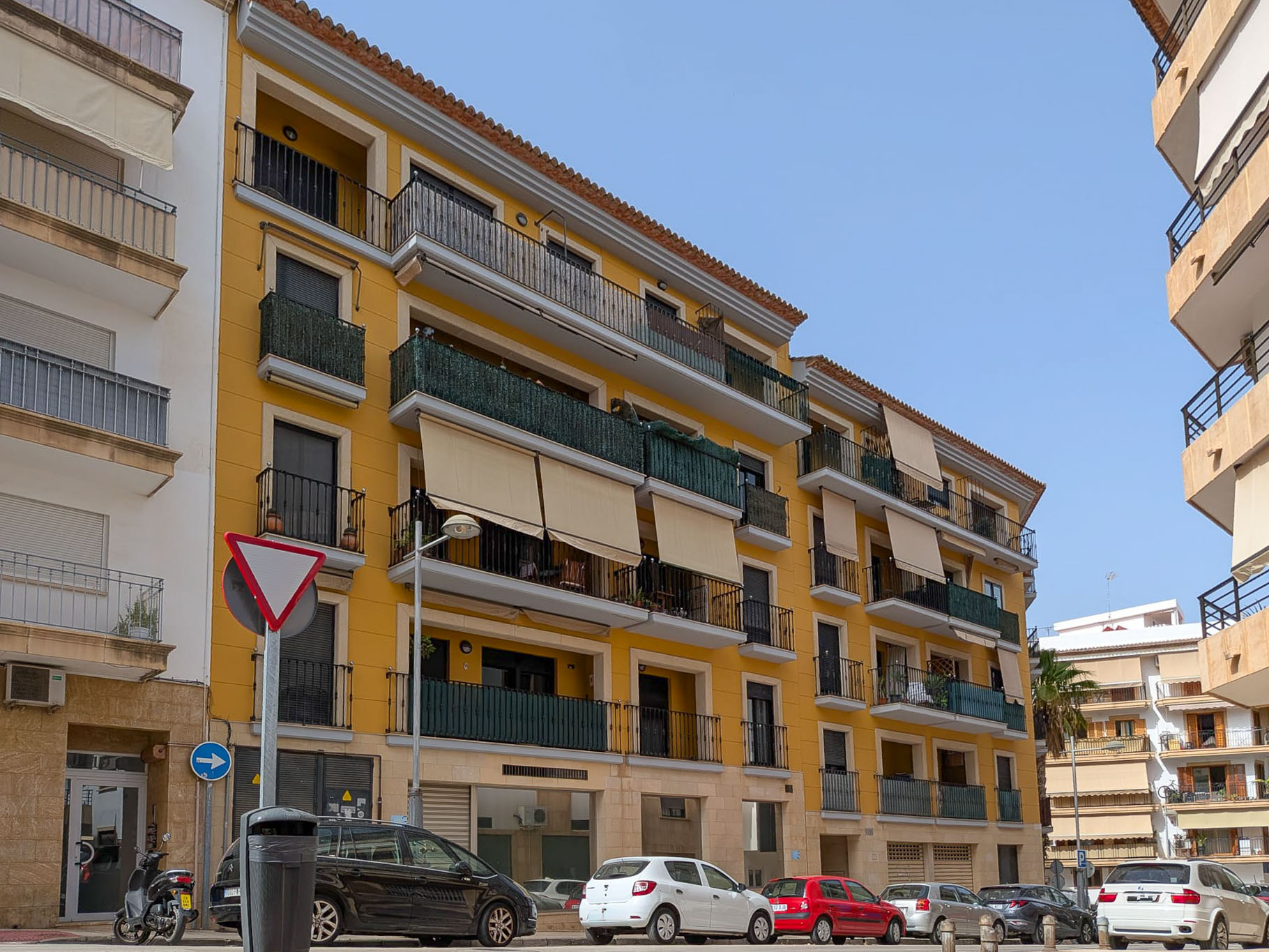Tu Oasis en el Corazón Histórico de Jávea, Moderno apartamento de 2 dorm. y 2 baños en venta en el vibrante casco histórico de Jávea, Costa Blanca. Balcón, ascensor y servicios a pie. ¡Tu vida mediterrán