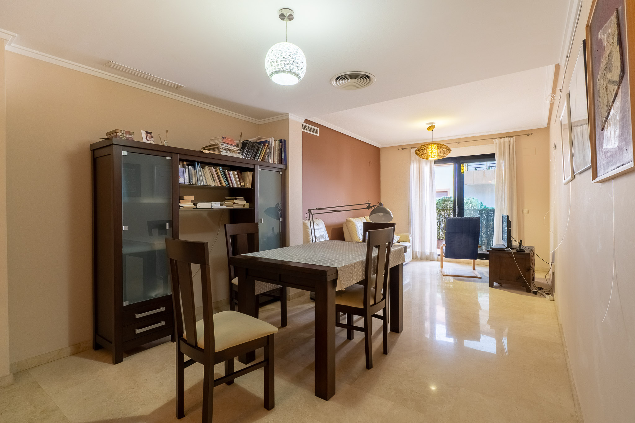 Tu Oasis en el Corazón Histórico de Jávea, Moderno apartamento de 2 dorm. y 2 baños en venta en el vibrante casco histórico de Jávea, Costa Blanca. Balcón, ascensor y servicios a pie. ¡Tu vida mediterrán