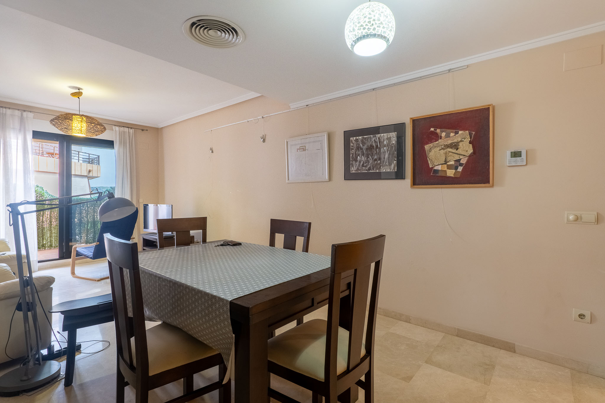 Tu Oasis en el Corazón Histórico de Jávea, Moderno apartamento de 2 dorm. y 2 baños en venta en el vibrante casco histórico de Jávea, Costa Blanca. Balcón, ascensor y servicios a pie. ¡Tu vida mediterrán
