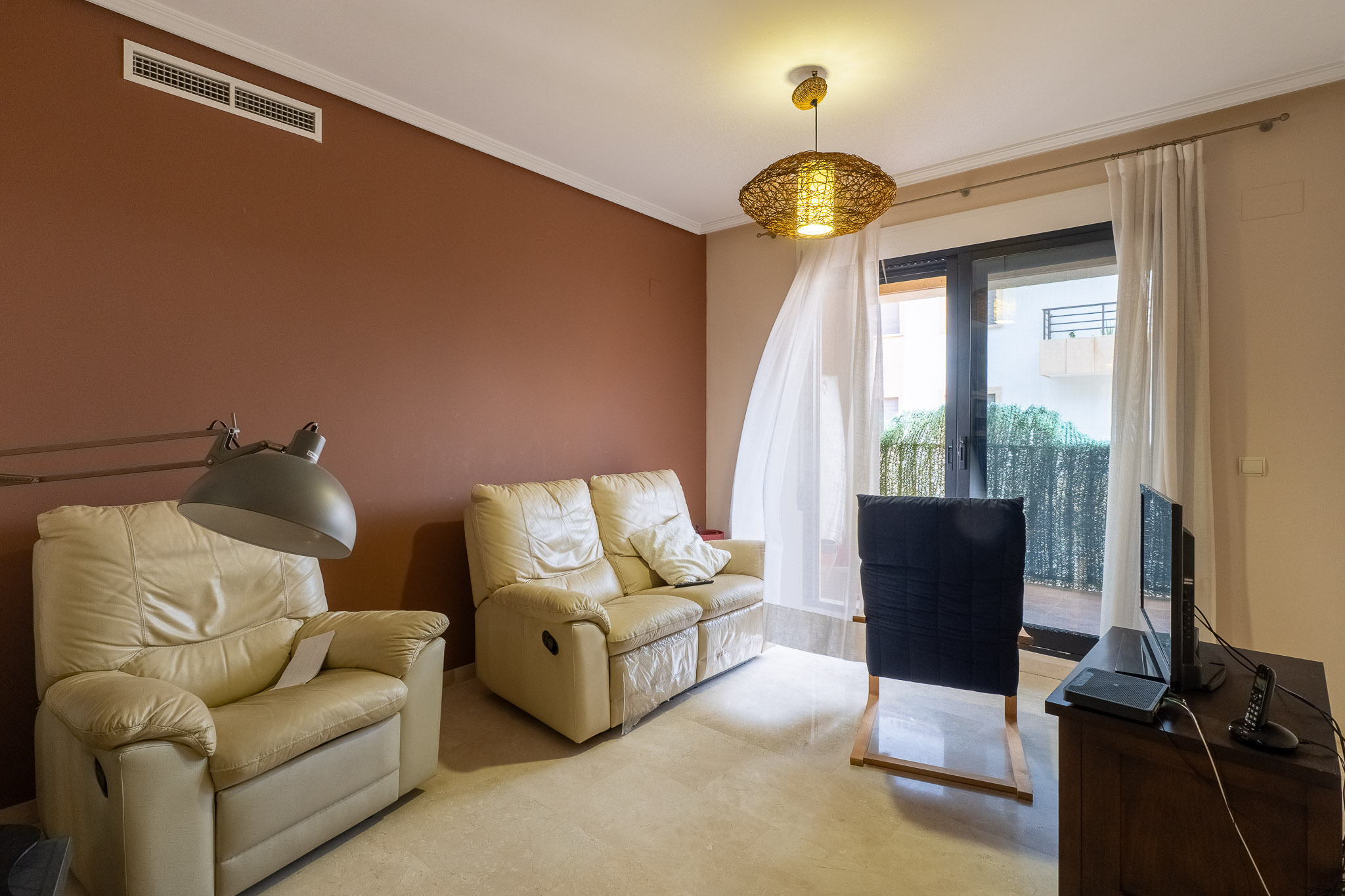 Tu Oasis en el Corazón Histórico de Jávea, Moderno apartamento de 2 dorm. y 2 baños en venta en el vibrante casco histórico de Jávea, Costa Blanca. Balcón, ascensor y servicios a pie. ¡Tu vida mediterrán