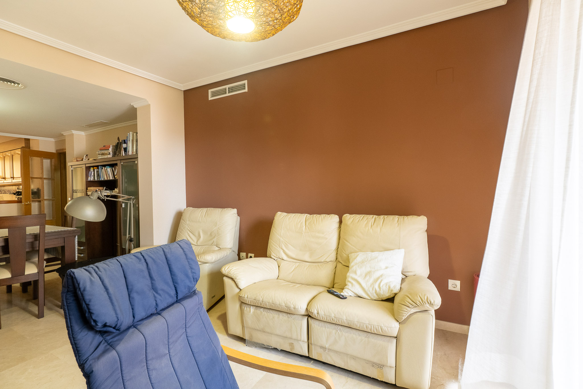 Tu Oasis en el Corazón Histórico de Jávea, Moderno apartamento de 2 dorm. y 2 baños en venta en el vibrante casco histórico de Jávea, Costa Blanca. Balcón, ascensor y servicios a pie. ¡Tu vida mediterrán