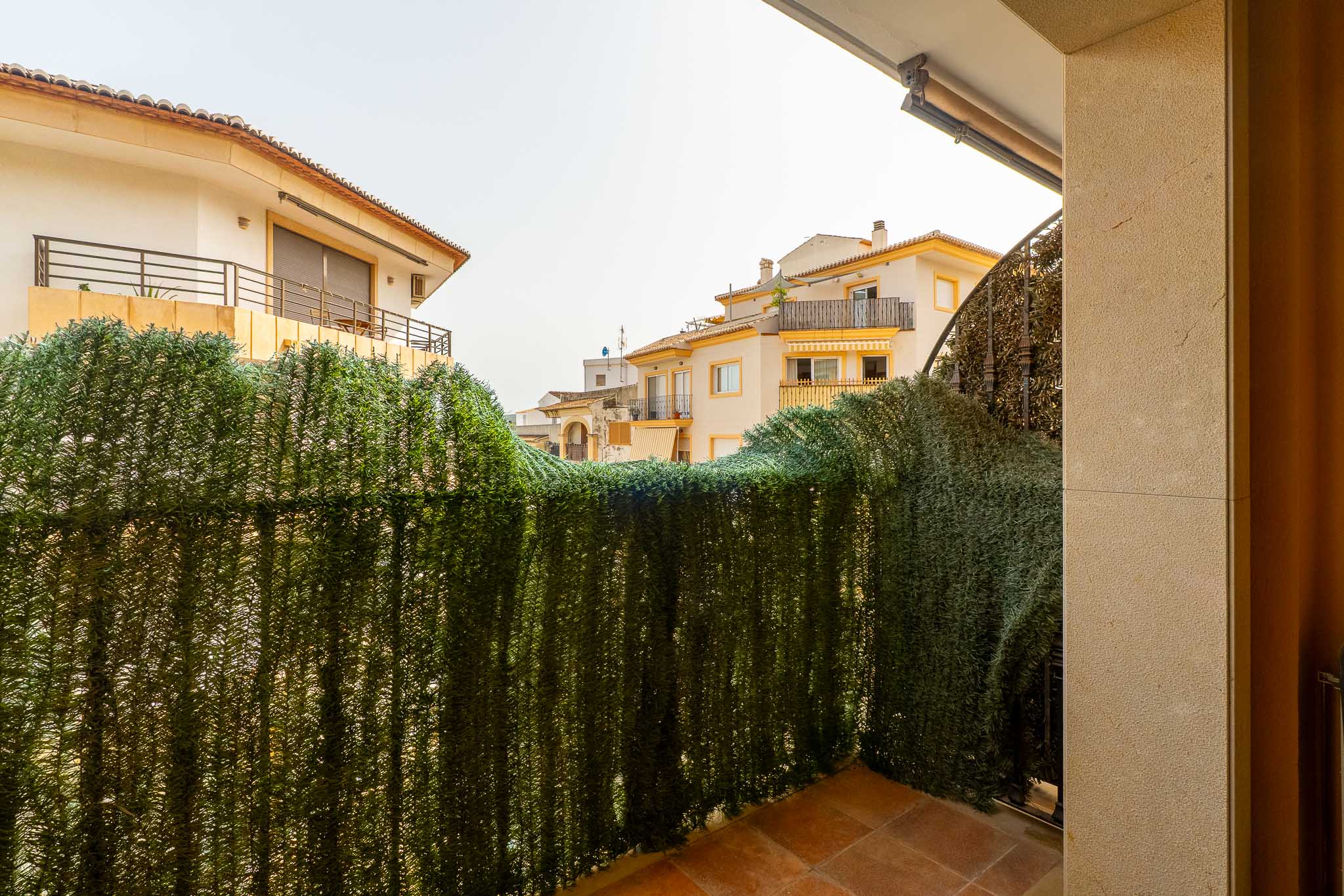 Tu Oasis en el Corazón Histórico de Jávea, Moderno apartamento de 2 dorm. y 2 baños en venta en el vibrante casco histórico de Jávea, Costa Blanca. Balcón, ascensor y servicios a pie. ¡Tu vida mediterrán