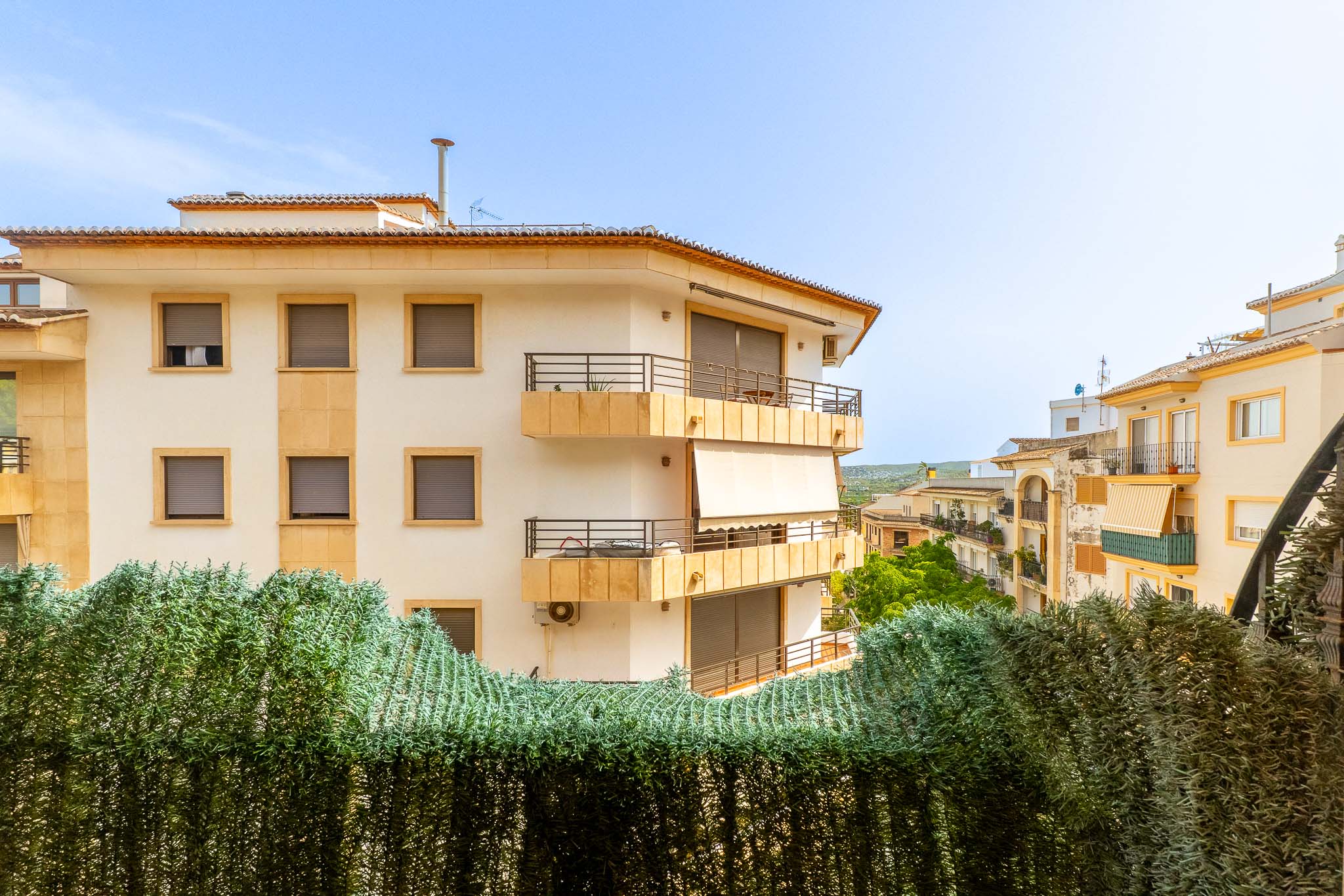 Tu Oasis en el Corazón Histórico de Jávea, Moderno apartamento de 2 dorm. y 2 baños en venta en el vibrante casco histórico de Jávea, Costa Blanca. Balcón, ascensor y servicios a pie. ¡Tu vida mediterrán