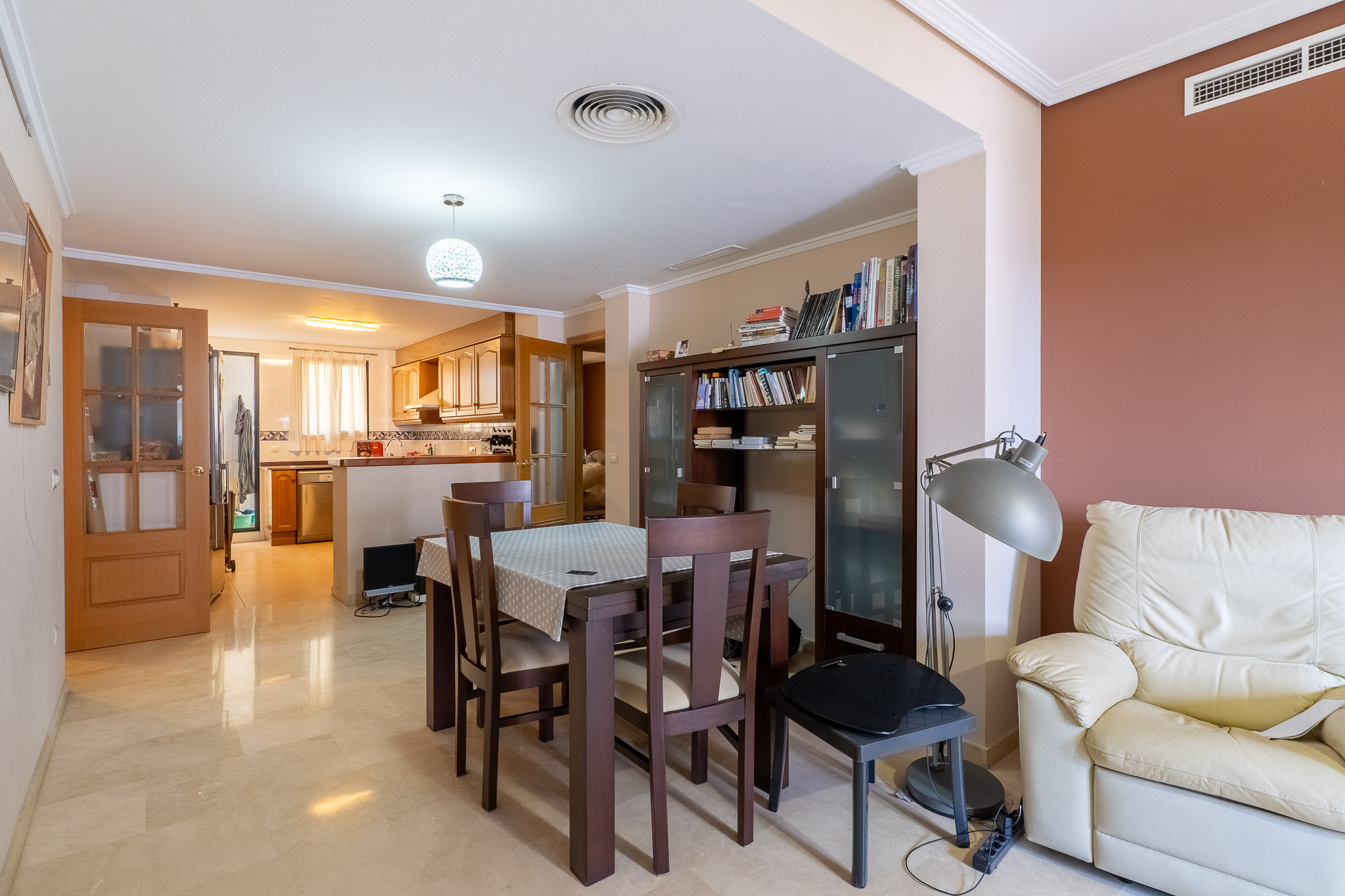 Tu Oasis en el Corazón Histórico de Jávea, Moderno apartamento de 2 dorm. y 2 baños en venta en el vibrante casco histórico de Jávea, Costa Blanca. Balcón, ascensor y servicios a pie. ¡Tu vida mediterrán