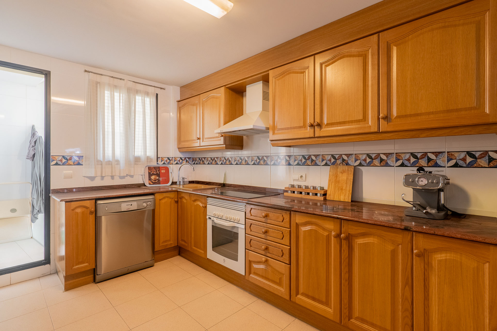 Tu Oasis en el Corazón Histórico de Jávea, Moderno apartamento de 2 dorm. y 2 baños en venta en el vibrante casco histórico de Jávea, Costa Blanca. Balcón, ascensor y servicios a pie. ¡Tu vida mediterrán