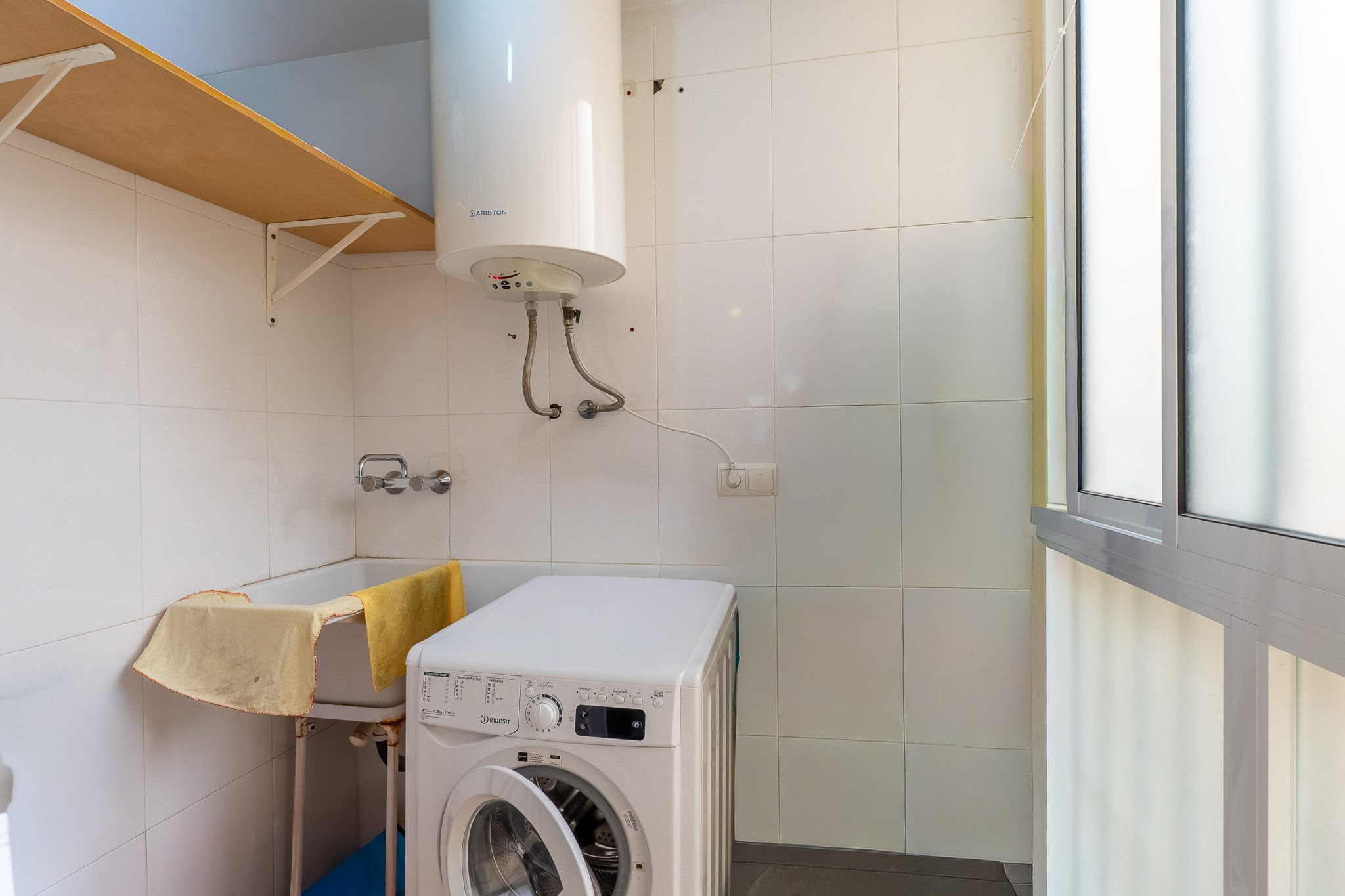 Tu Oasis en el Corazón Histórico de Jávea, Moderno apartamento de 2 dorm. y 2 baños en venta en el vibrante casco histórico de Jávea, Costa Blanca. Balcón, ascensor y servicios a pie. ¡Tu vida mediterrán