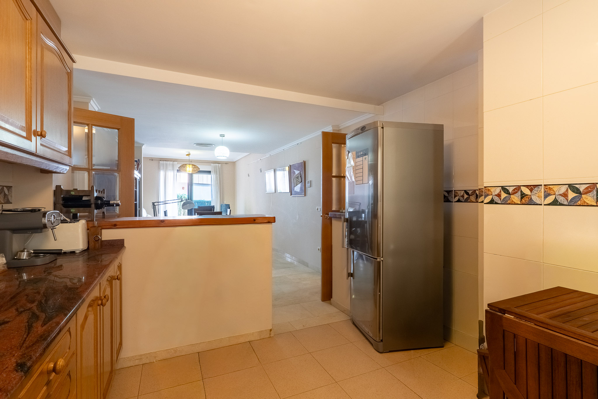 Tu Oasis en el Corazón Histórico de Jávea, Moderno apartamento de 2 dorm. y 2 baños en venta en el vibrante casco histórico de Jávea, Costa Blanca. Balcón, ascensor y servicios a pie. ¡Tu vida mediterrán
