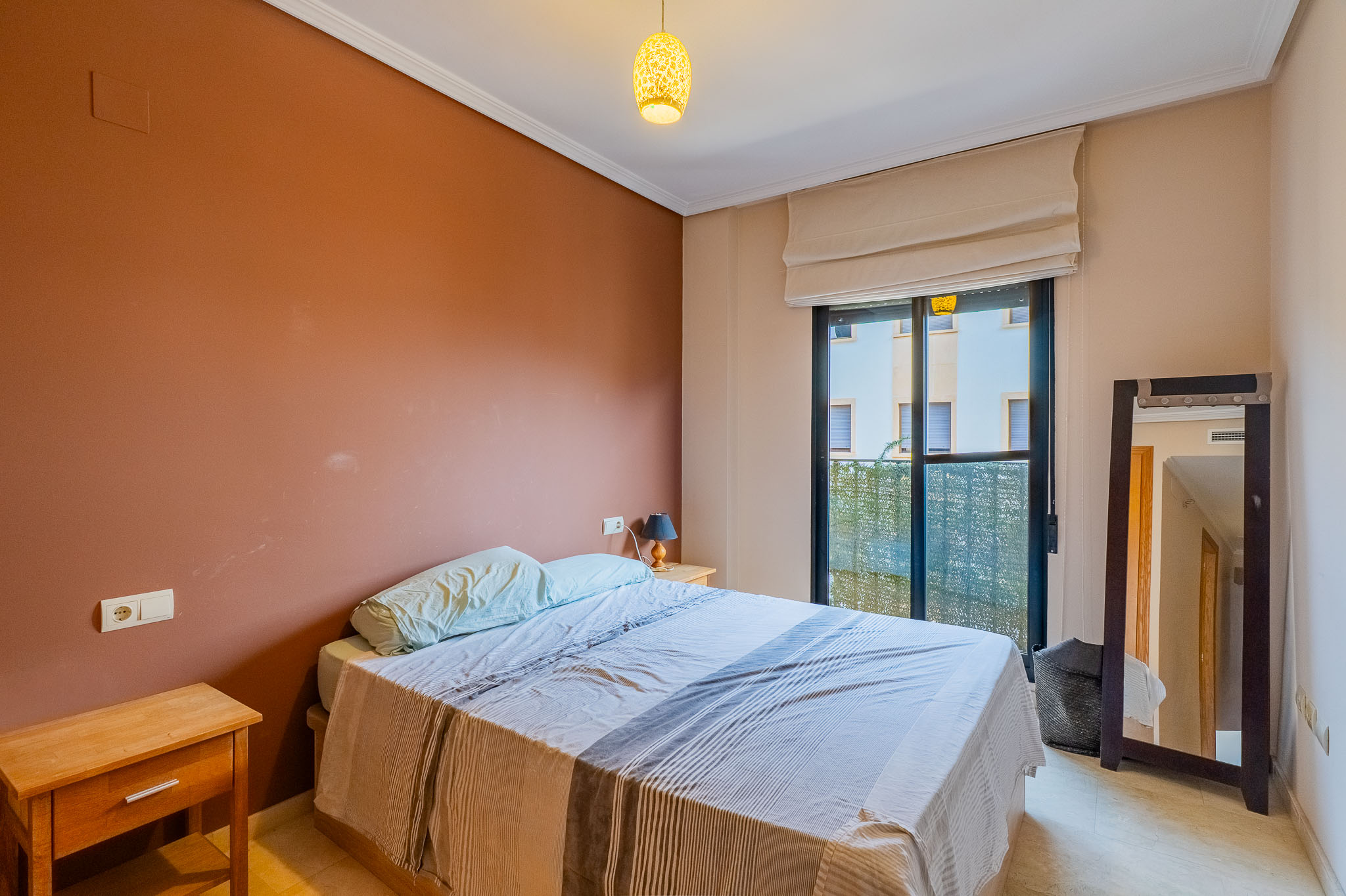 Tu Oasis en el Corazón Histórico de Jávea, Moderno apartamento de 2 dorm. y 2 baños en venta en el vibrante casco histórico de Jávea, Costa Blanca. Balcón, ascensor y servicios a pie. ¡Tu vida mediterrán