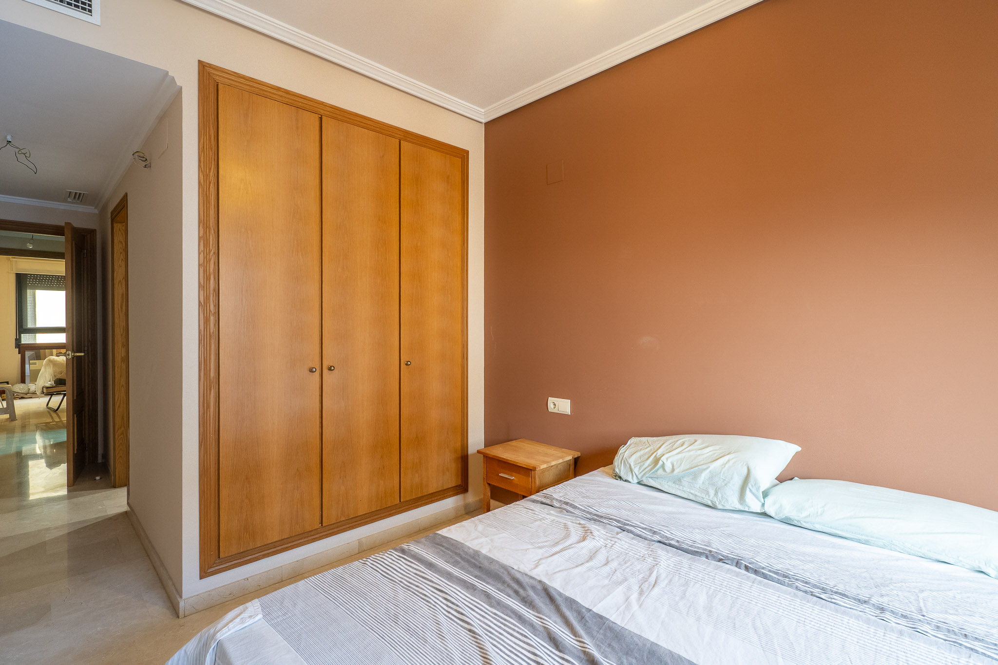 Tu Oasis en el Corazón Histórico de Jávea, Moderno apartamento de 2 dorm. y 2 baños en venta en el vibrante casco histórico de Jávea, Costa Blanca. Balcón, ascensor y servicios a pie. ¡Tu vida mediterrán