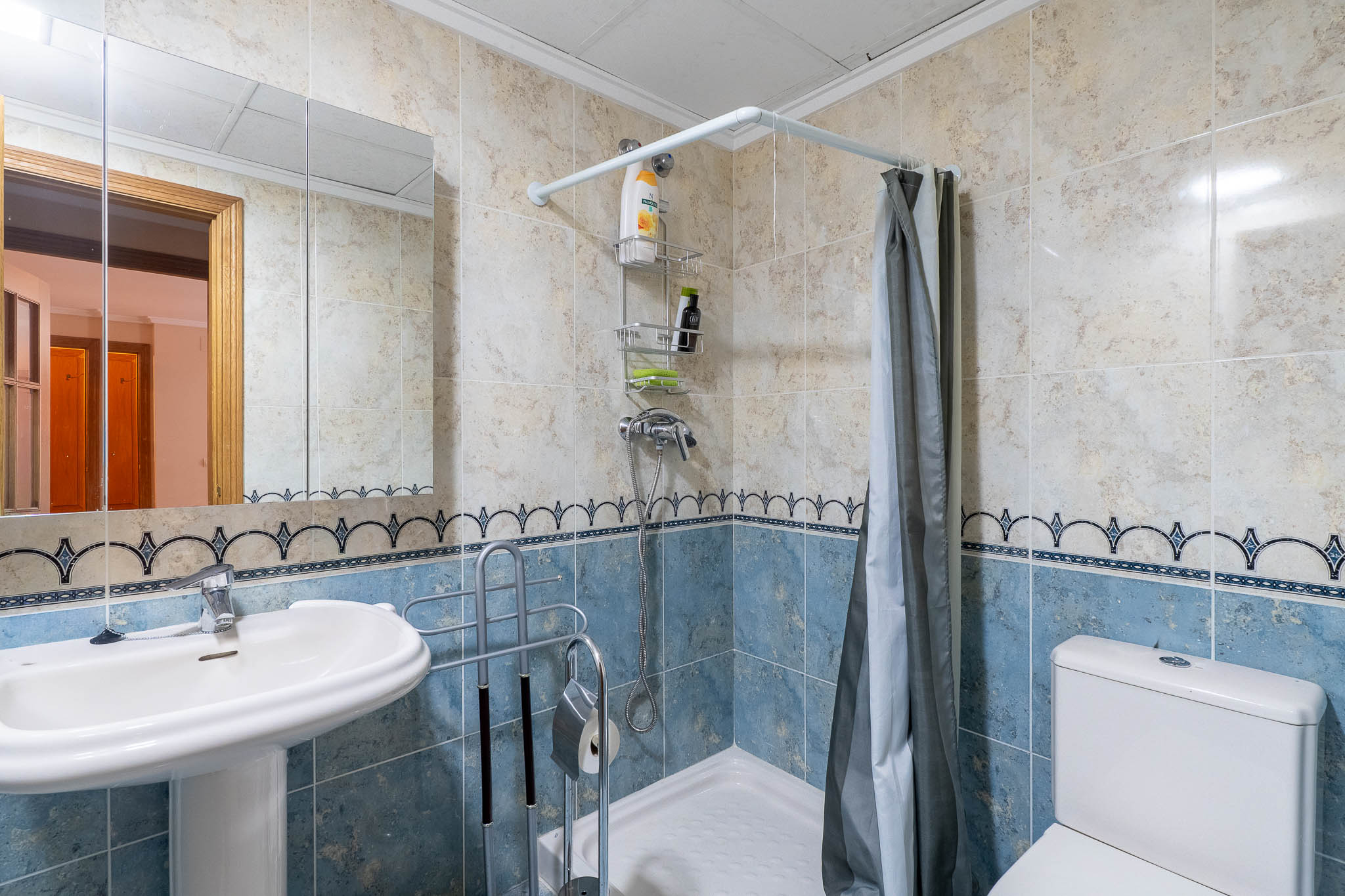 Tu Oasis en el Corazón Histórico de Jávea, Moderno apartamento de 2 dorm. y 2 baños en venta en el vibrante casco histórico de Jávea, Costa Blanca. Balcón, ascensor y servicios a pie. ¡Tu vida mediterrán