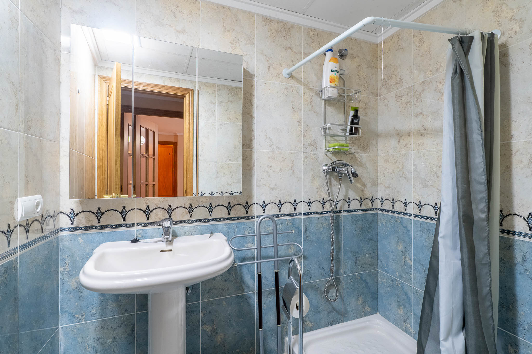 Tu Oasis en el Corazón Histórico de Jávea, Moderno apartamento de 2 dorm. y 2 baños en venta en el vibrante casco histórico de Jávea, Costa Blanca. Balcón, ascensor y servicios a pie. ¡Tu vida mediterrán