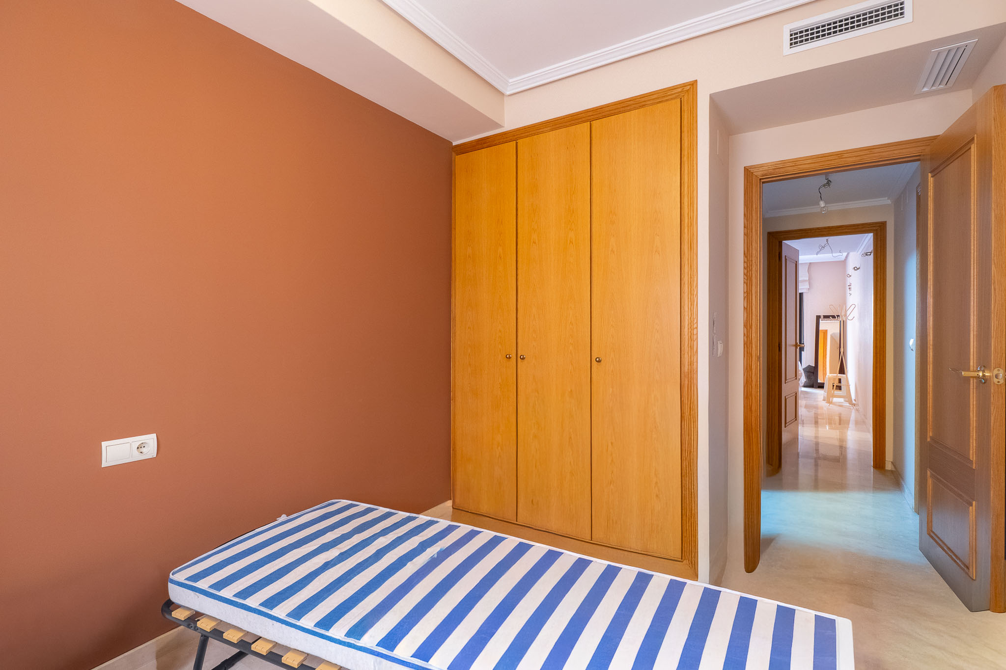 Tu Oasis en el Corazón Histórico de Jávea, Moderno apartamento de 2 dorm. y 2 baños en venta en el vibrante casco histórico de Jávea, Costa Blanca. Balcón, ascensor y servicios a pie. ¡Tu vida mediterrán