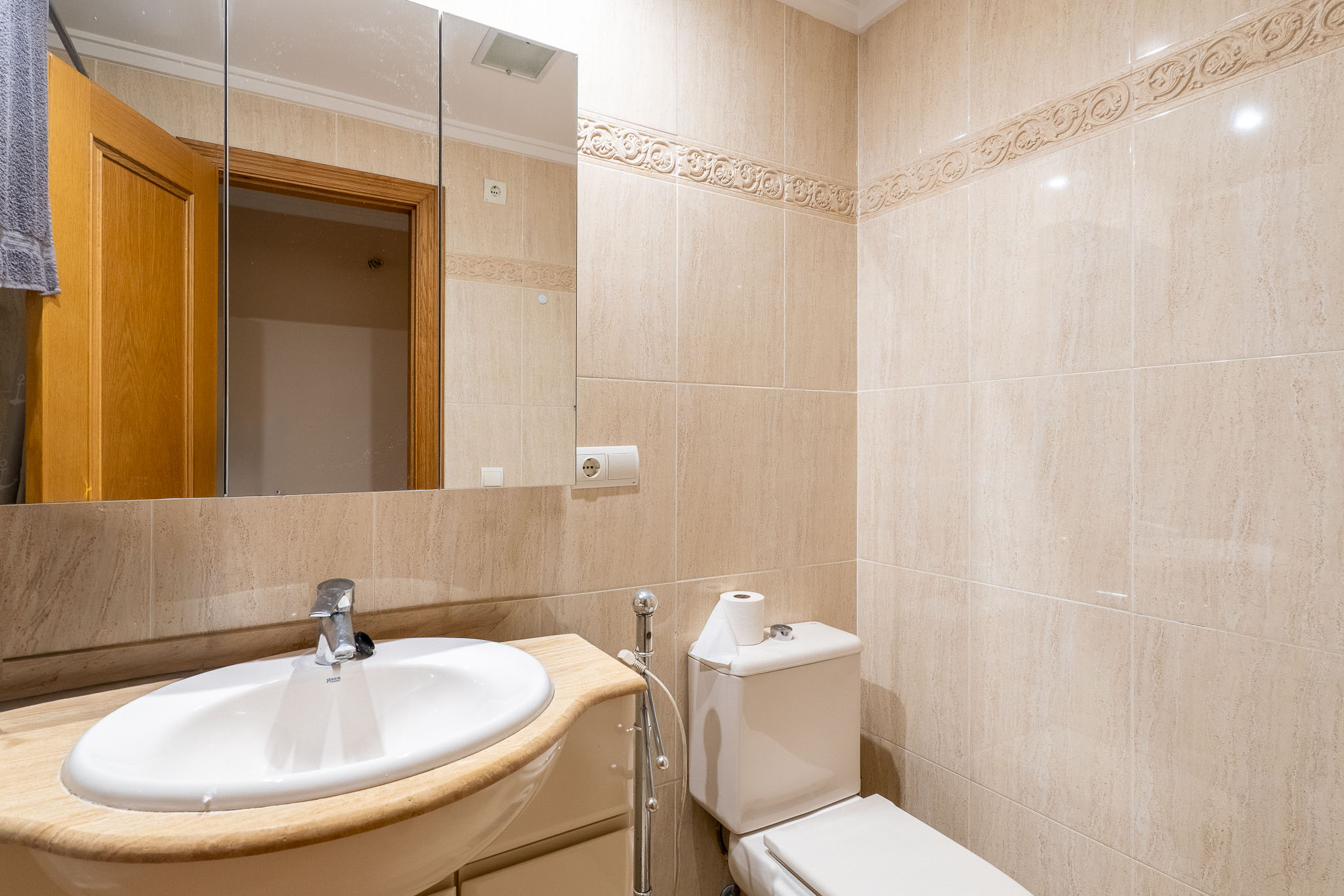 Tu Oasis en el Corazón Histórico de Jávea, Moderno apartamento de 2 dorm. y 2 baños en venta en el vibrante casco histórico de Jávea, Costa Blanca. Balcón, ascensor y servicios a pie. ¡Tu vida mediterrán