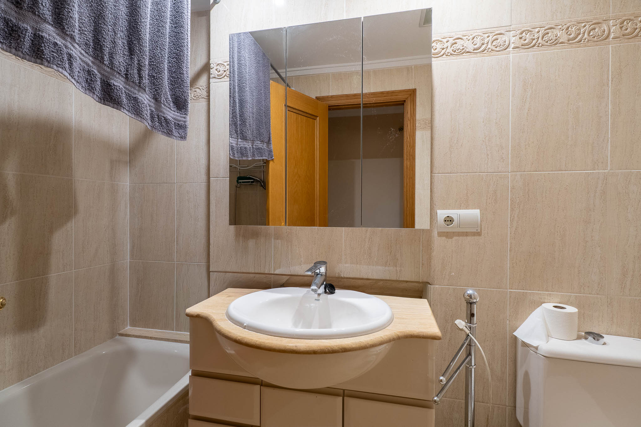 Tu Oasis en el Corazón Histórico de Jávea, Moderno apartamento de 2 dorm. y 2 baños en venta en el vibrante casco histórico de Jávea, Costa Blanca. Balcón, ascensor y servicios a pie. ¡Tu vida mediterrán