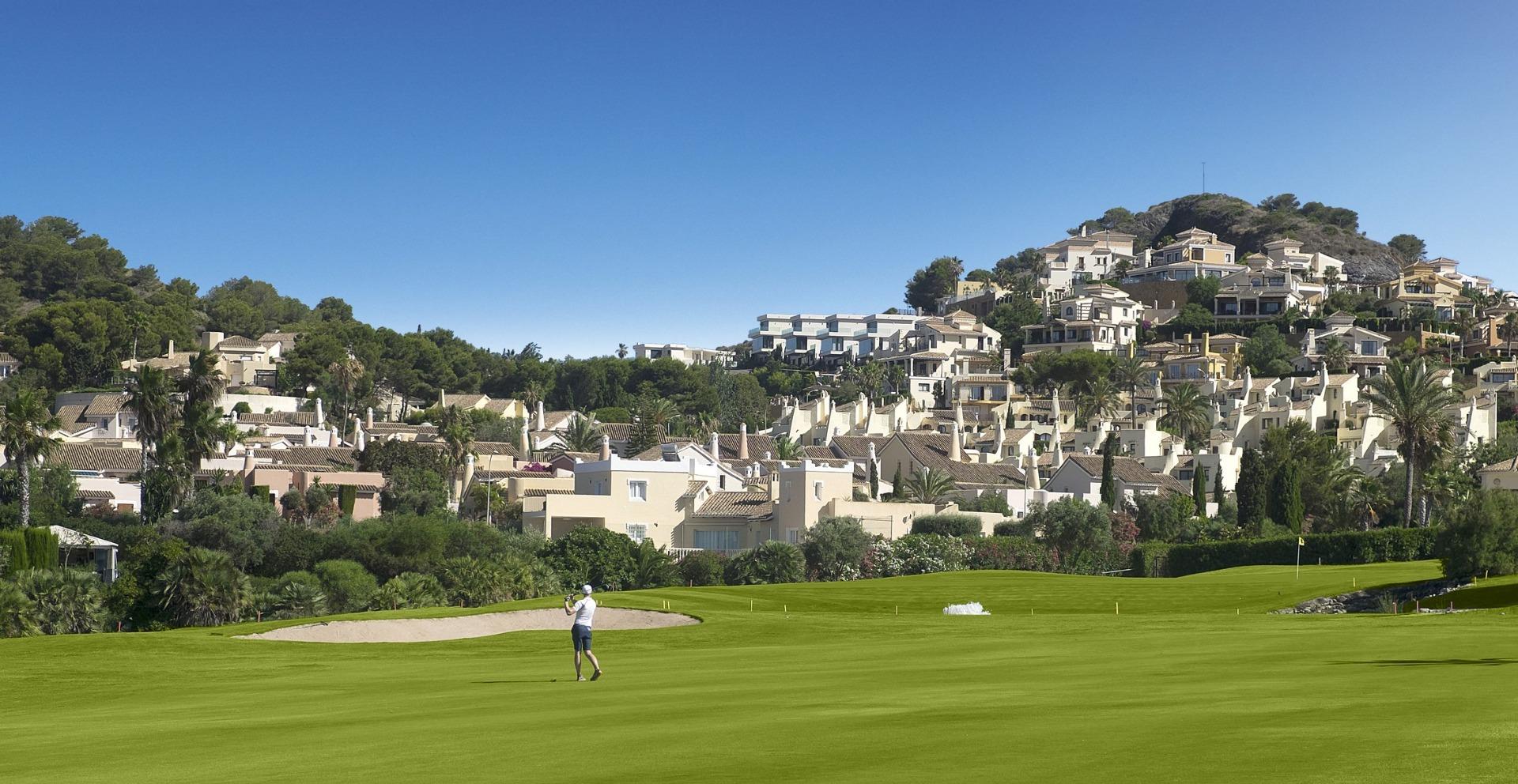 La Manga Club: Tu Hogar de Lujo en Costa Cálida, Descubre La Manga Club: apartamentos de lujo de obra nueva en Costa Cálida, Murcia. Vive junto al golf y el Mediterráneo con piscinas, jardines y gimnasio. ¡Tu