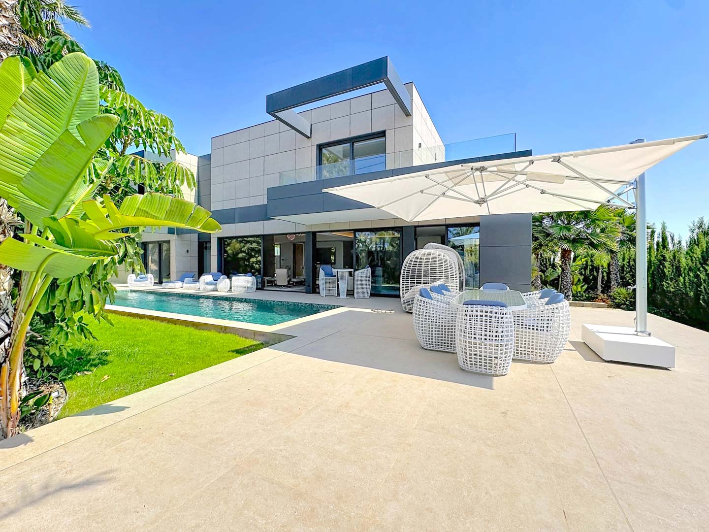 Villa de Lujo Minimalista con Vistas Panorámicas en Calpe, Descubra esta villa de lujo en Calpe, Alicante. Arquitectura minimalista, vistas panorámicas al mar, piscina privada y domótica. Viva el lujo moderno en la Cost