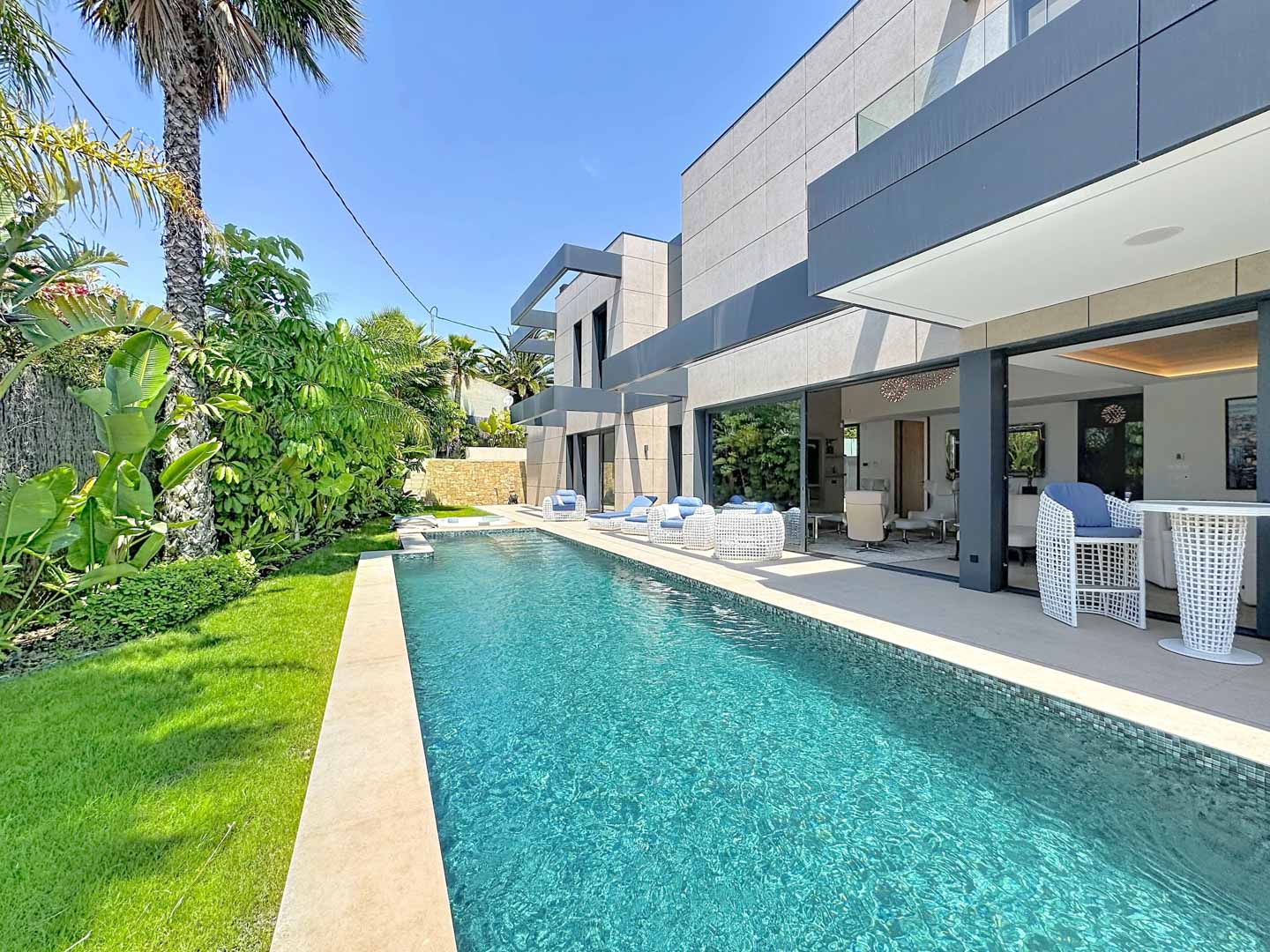 Villa de Lujo Minimalista con Vistas Panorámicas en Calpe, Descubra esta villa de lujo en Calpe, Alicante. Arquitectura minimalista, vistas panorámicas al mar, piscina privada y domótica. Viva el lujo moderno en la Cost