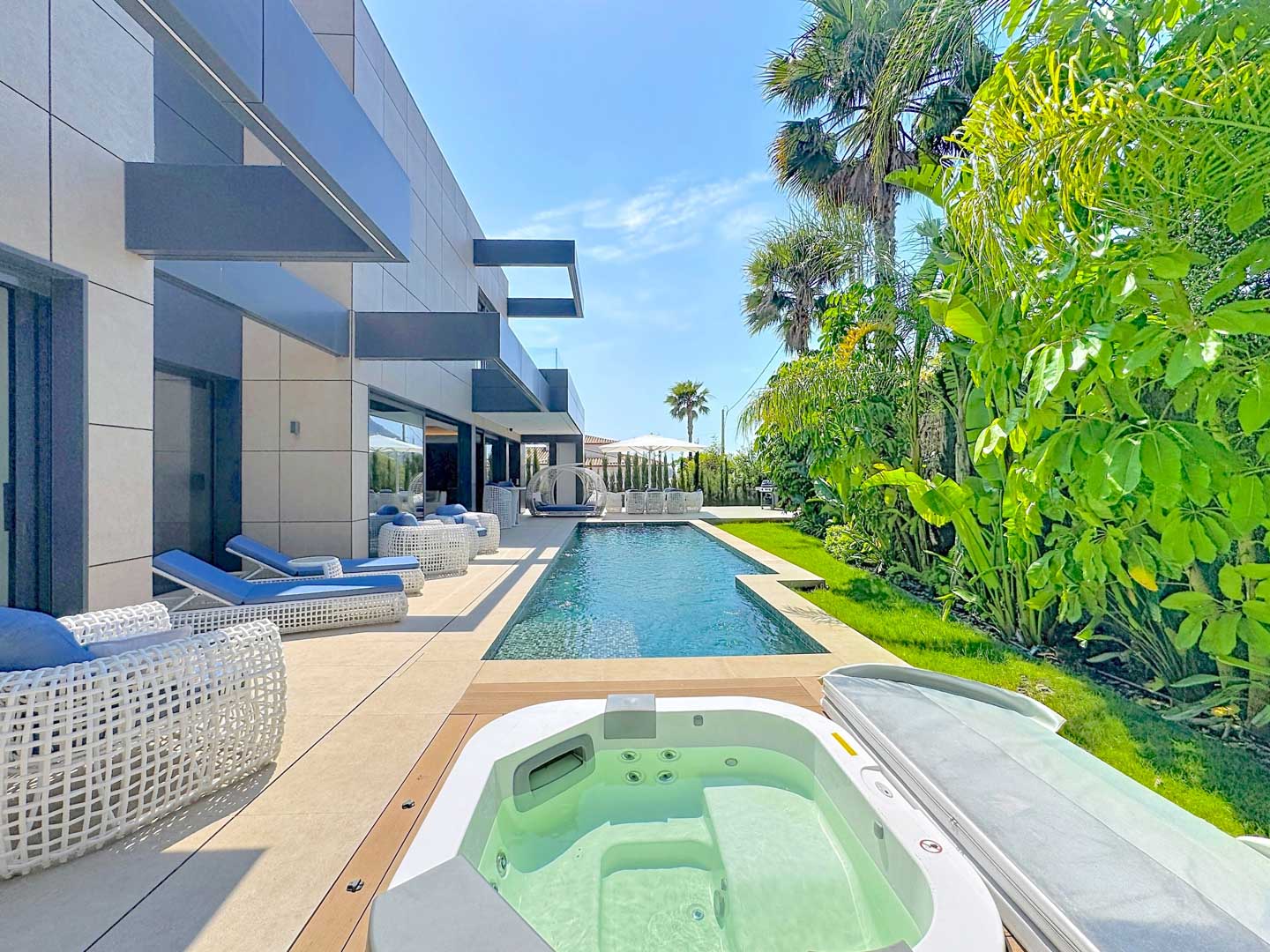 Villa de Lujo Minimalista con Vistas Panorámicas en Calpe, Descubra esta villa de lujo en Calpe, Alicante. Arquitectura minimalista, vistas panorámicas al mar, piscina privada y domótica. Viva el lujo moderno en la Cost