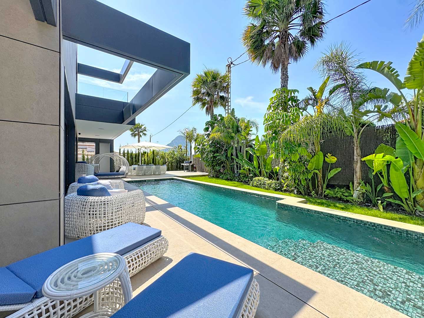 Villa de Lujo Minimalista con Vistas Panorámicas en Calpe, Descubra esta villa de lujo en Calpe, Alicante. Arquitectura minimalista, vistas panorámicas al mar, piscina privada y domótica. Viva el lujo moderno en la Cost