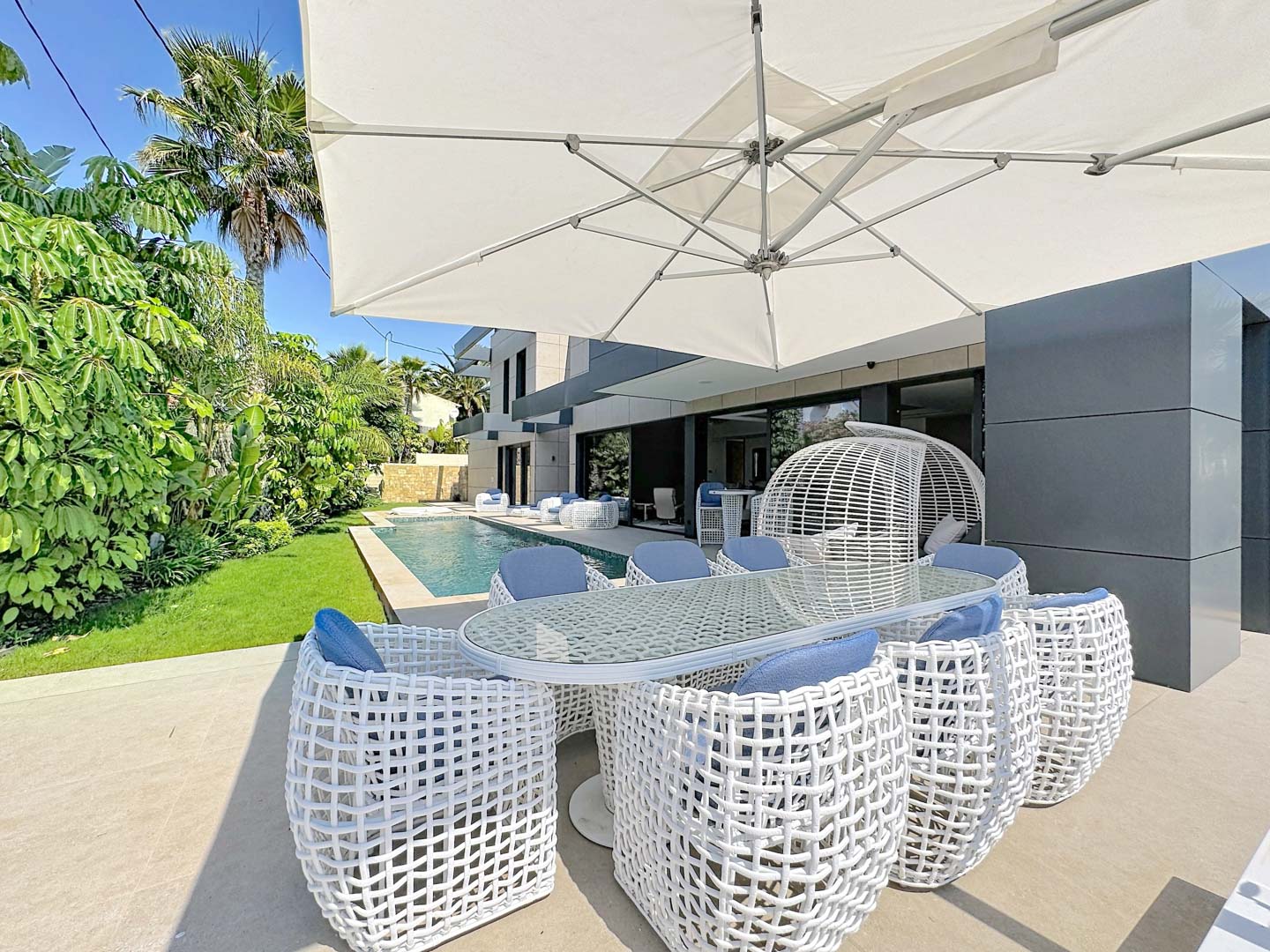 Villa de Lujo Minimalista con Vistas Panorámicas en Calpe, Descubra esta villa de lujo en Calpe, Alicante. Arquitectura minimalista, vistas panorámicas al mar, piscina privada y domótica. Viva el lujo moderno en la Cost