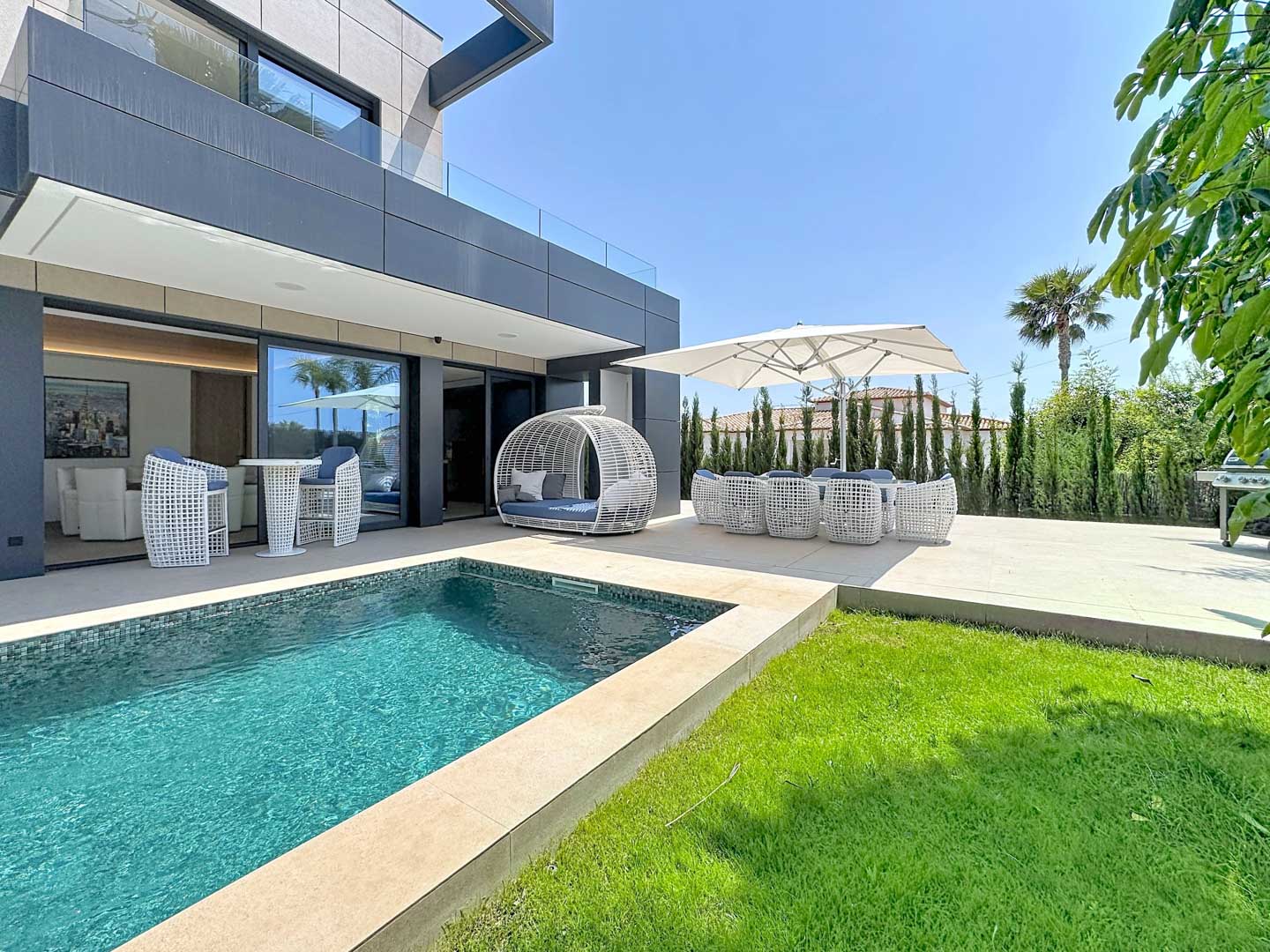 Villa de Lujo Minimalista con Vistas Panorámicas en Calpe, Descubra esta villa de lujo en Calpe, Alicante. Arquitectura minimalista, vistas panorámicas al mar, piscina privada y domótica. Viva el lujo moderno en la Cost
