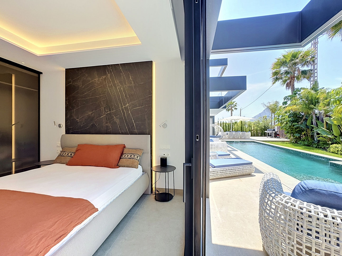 Villa de Lujo Minimalista con Vistas Panorámicas en Calpe, Descubra esta villa de lujo en Calpe, Alicante. Arquitectura minimalista, vistas panorámicas al mar, piscina privada y domótica. Viva el lujo moderno en la Cost