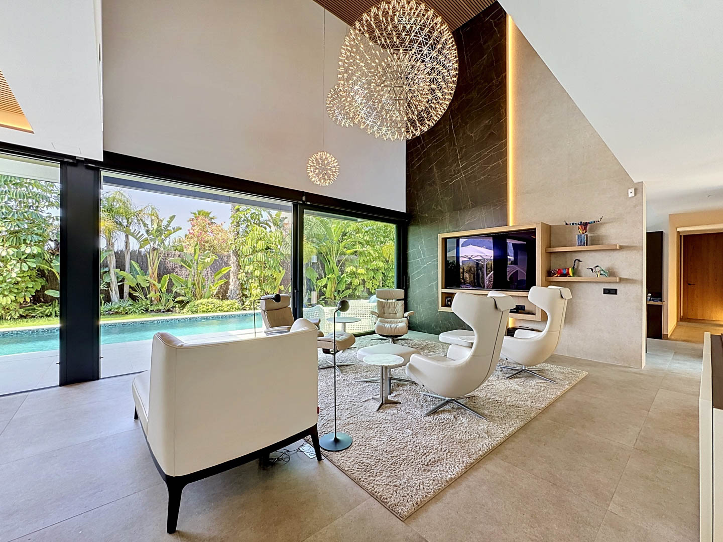 Villa de Lujo Minimalista con Vistas Panorámicas en Calpe, Descubra esta villa de lujo en Calpe, Alicante. Arquitectura minimalista, vistas panorámicas al mar, piscina privada y domótica. Viva el lujo moderno en la Cost