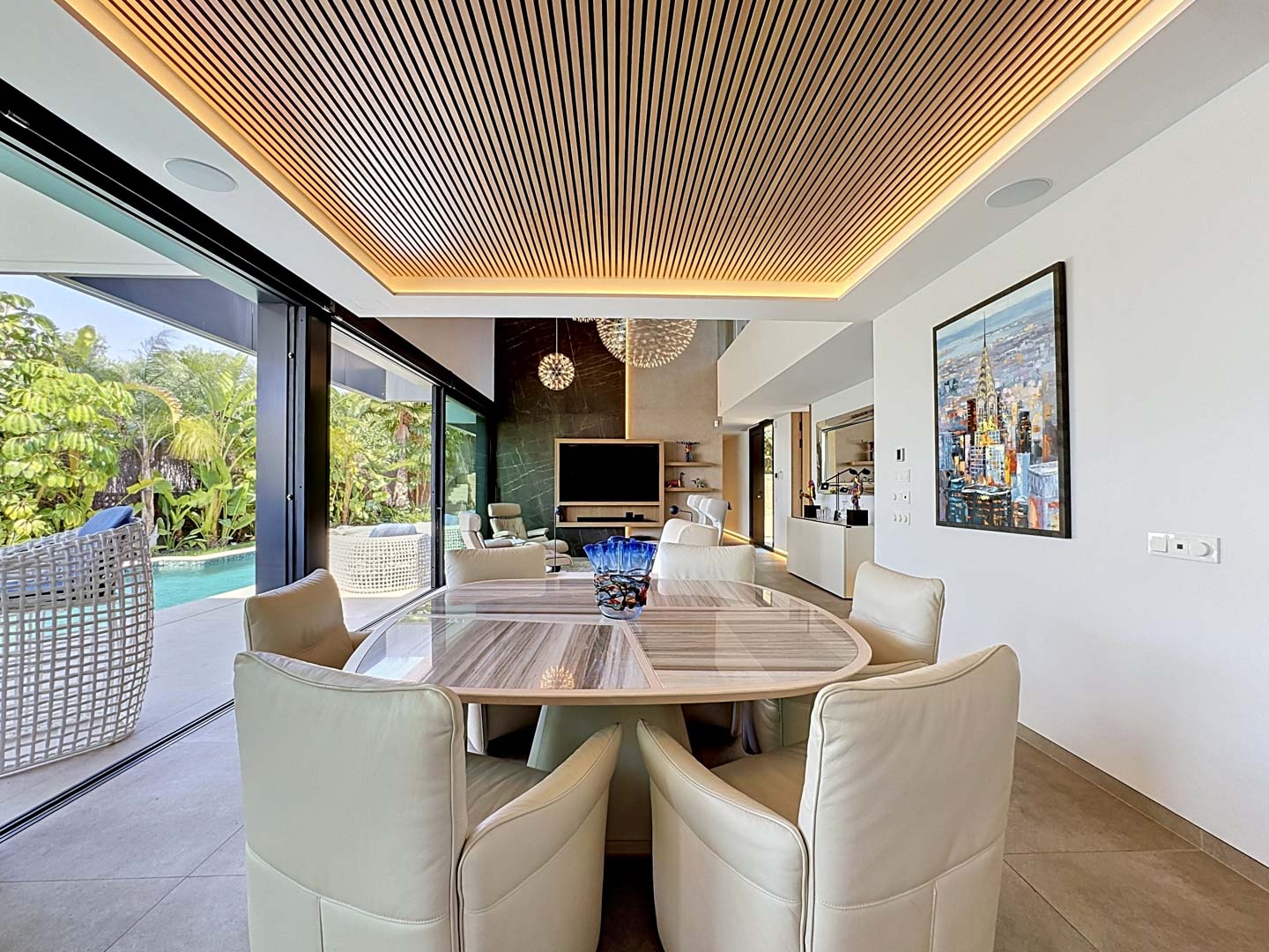 Villa de Lujo Minimalista con Vistas Panorámicas en Calpe, Descubra esta villa de lujo en Calpe, Alicante. Arquitectura minimalista, vistas panorámicas al mar, piscina privada y domótica. Viva el lujo moderno en la Cost