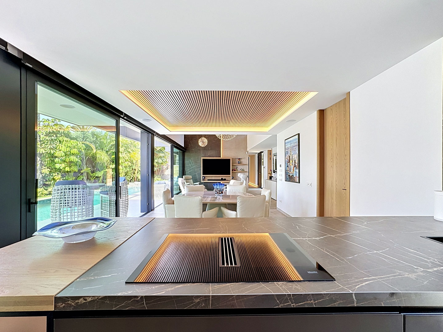 Villa de Lujo Minimalista con Vistas Panorámicas en Calpe, Descubra esta villa de lujo en Calpe, Alicante. Arquitectura minimalista, vistas panorámicas al mar, piscina privada y domótica. Viva el lujo moderno en la Cost