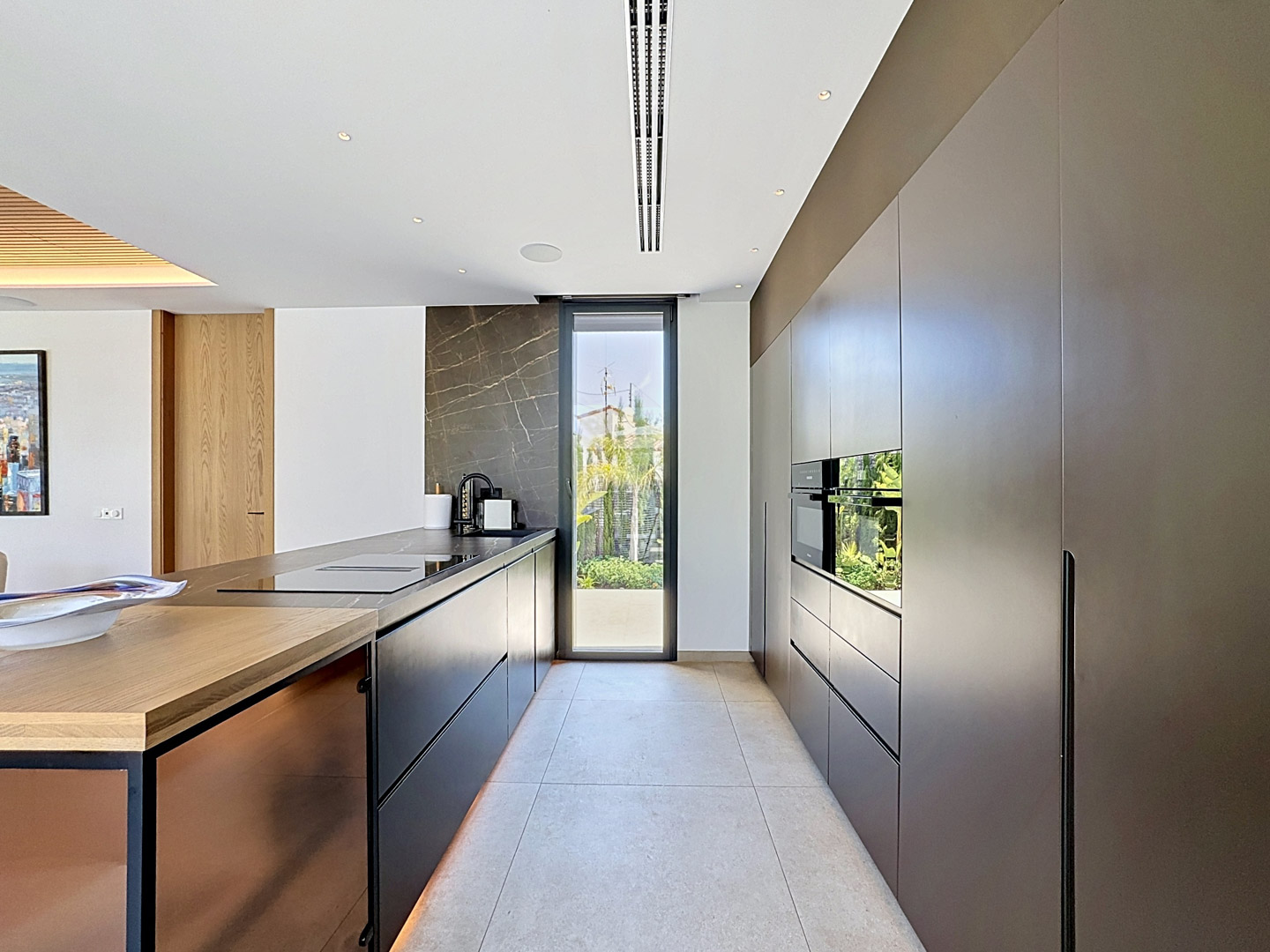 Villa de Lujo Minimalista con Vistas Panorámicas en Calpe, Descubra esta villa de lujo en Calpe, Alicante. Arquitectura minimalista, vistas panorámicas al mar, piscina privada y domótica. Viva el lujo moderno en la Cost