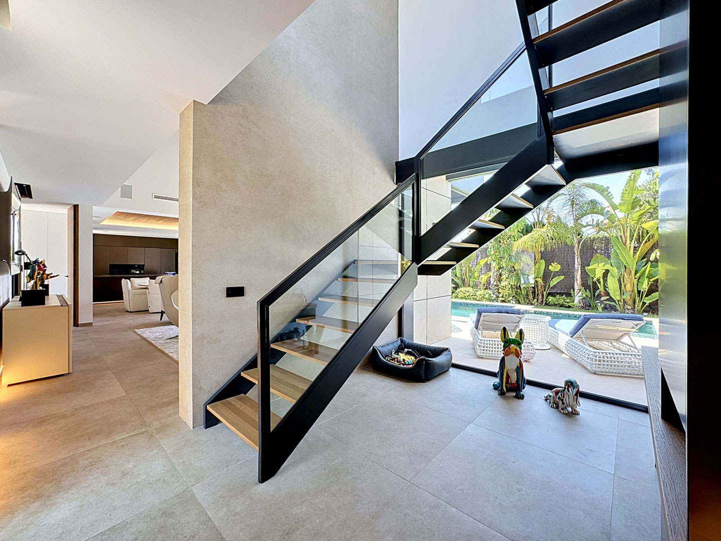 Villa de Lujo Minimalista con Vistas Panorámicas en Calpe, Descubra esta villa de lujo en Calpe, Alicante. Arquitectura minimalista, vistas panorámicas al mar, piscina privada y domótica. Viva el lujo moderno en la Cost