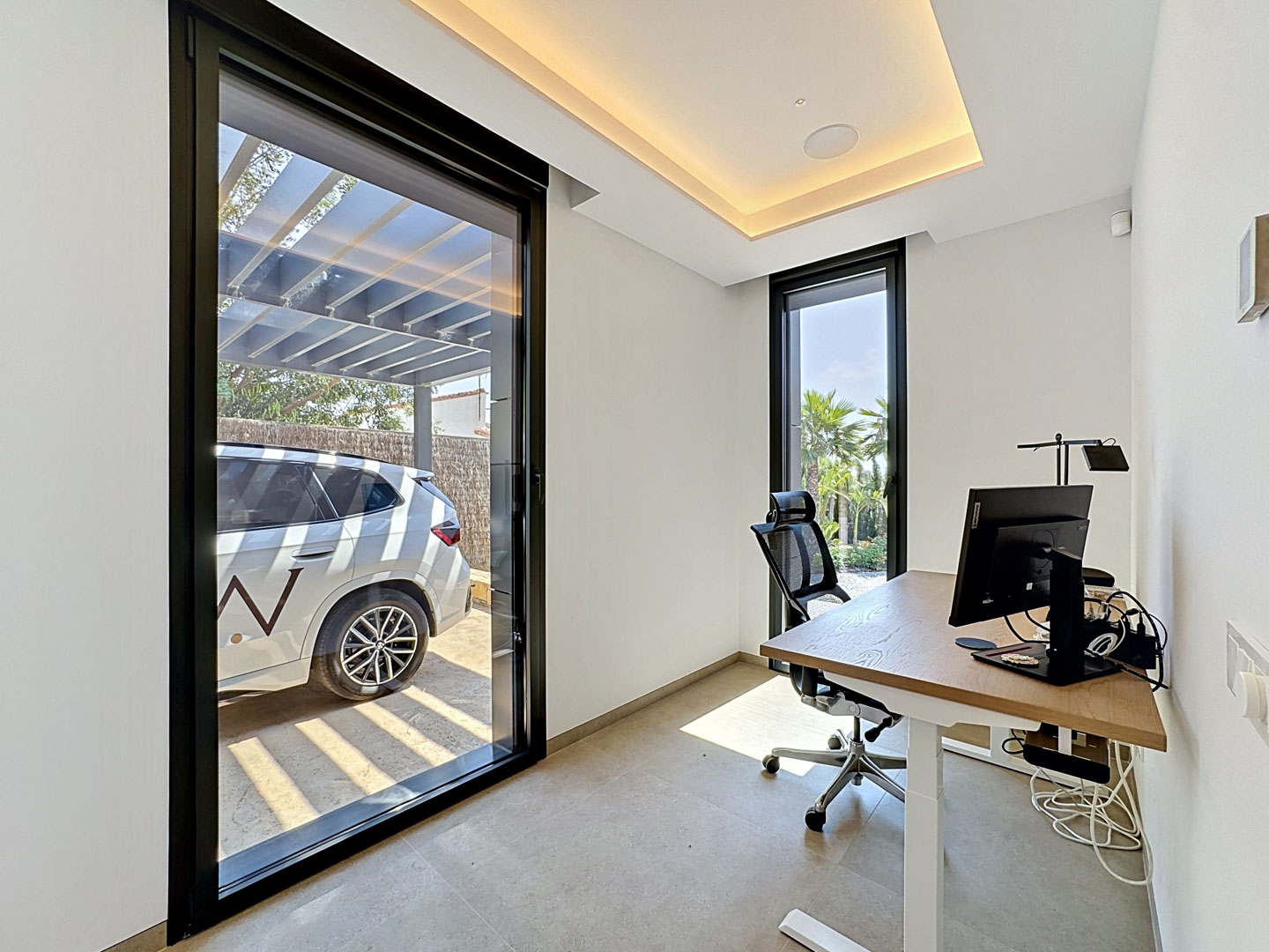 Villa de Lujo Minimalista con Vistas Panorámicas en Calpe, Descubra esta villa de lujo en Calpe, Alicante. Arquitectura minimalista, vistas panorámicas al mar, piscina privada y domótica. Viva el lujo moderno en la Cost