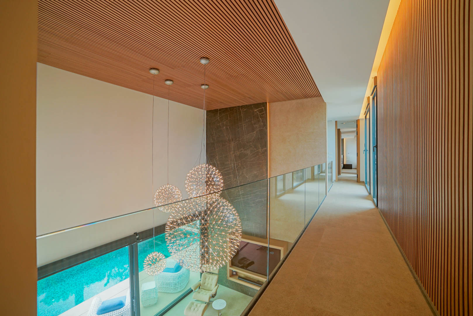 Villa de Lujo Minimalista con Vistas Panorámicas en Calpe, Descubra esta villa de lujo en Calpe, Alicante. Arquitectura minimalista, vistas panorámicas al mar, piscina privada y domótica. Viva el lujo moderno en la Cost