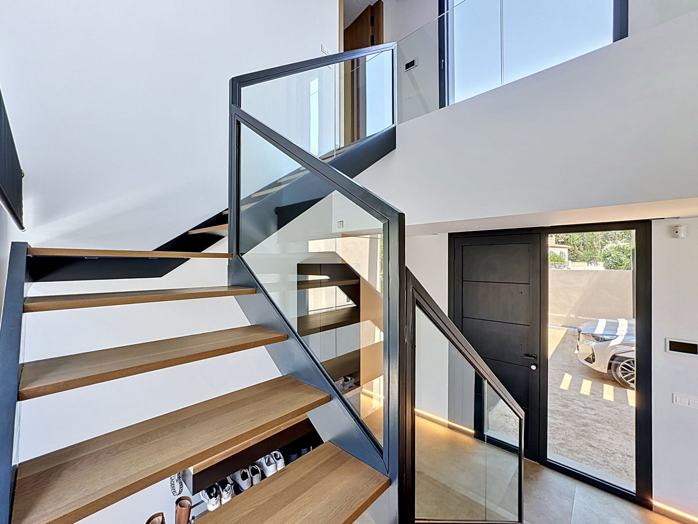 Villa de Lujo Minimalista con Vistas Panorámicas en Calpe, Descubra esta villa de lujo en Calpe, Alicante. Arquitectura minimalista, vistas panorámicas al mar, piscina privada y domótica. Viva el lujo moderno en la Cost