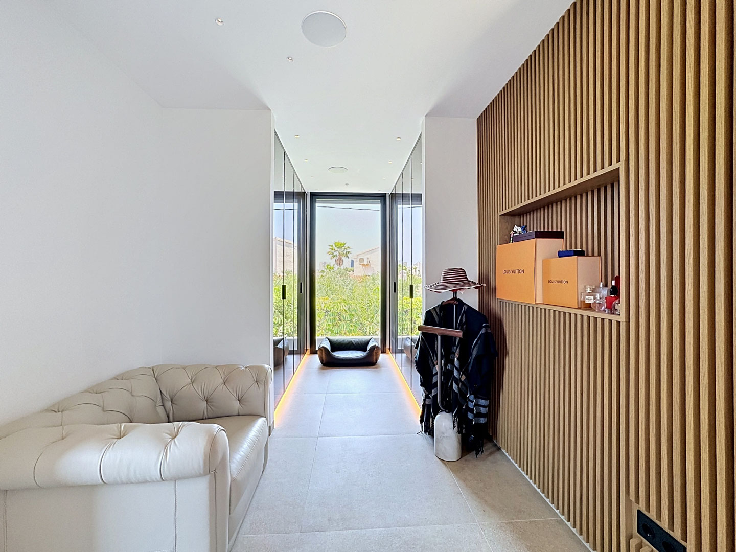 Villa de Lujo Minimalista con Vistas Panorámicas en Calpe, Descubra esta villa de lujo en Calpe, Alicante. Arquitectura minimalista, vistas panorámicas al mar, piscina privada y domótica. Viva el lujo moderno en la Cost
