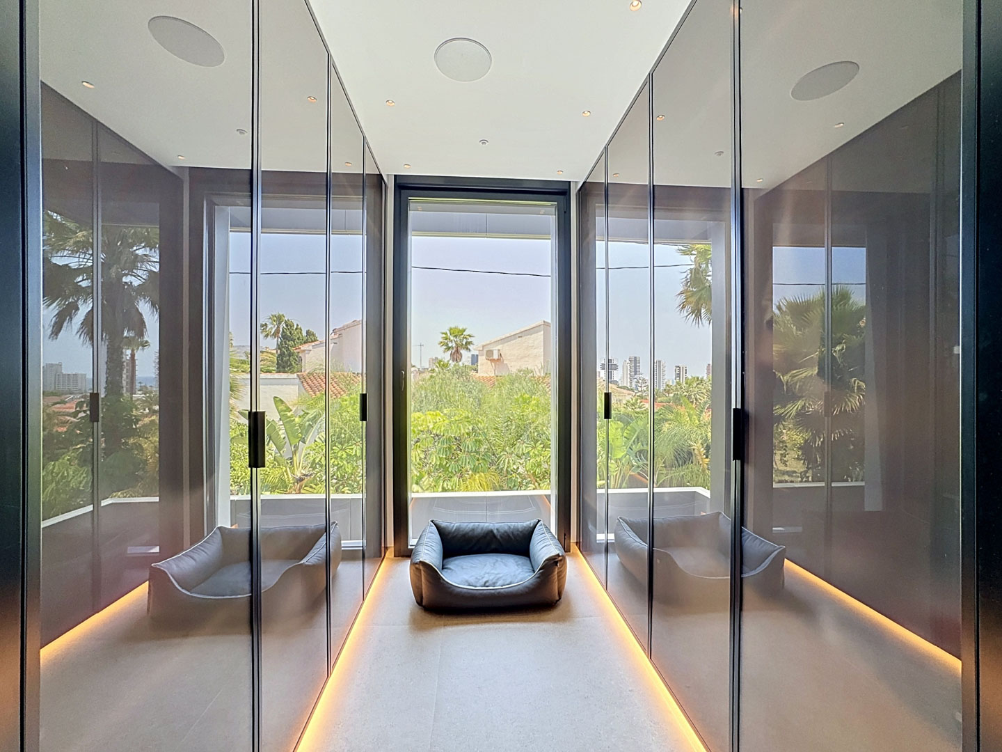 Villa de Lujo Minimalista con Vistas Panorámicas en Calpe, Descubra esta villa de lujo en Calpe, Alicante. Arquitectura minimalista, vistas panorámicas al mar, piscina privada y domótica. Viva el lujo moderno en la Cost
