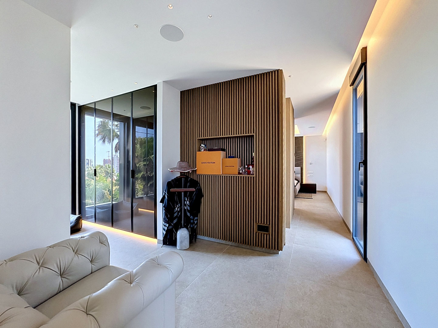 Villa de Lujo Minimalista con Vistas Panorámicas en Calpe, Descubra esta villa de lujo en Calpe, Alicante. Arquitectura minimalista, vistas panorámicas al mar, piscina privada y domótica. Viva el lujo moderno en la Cost