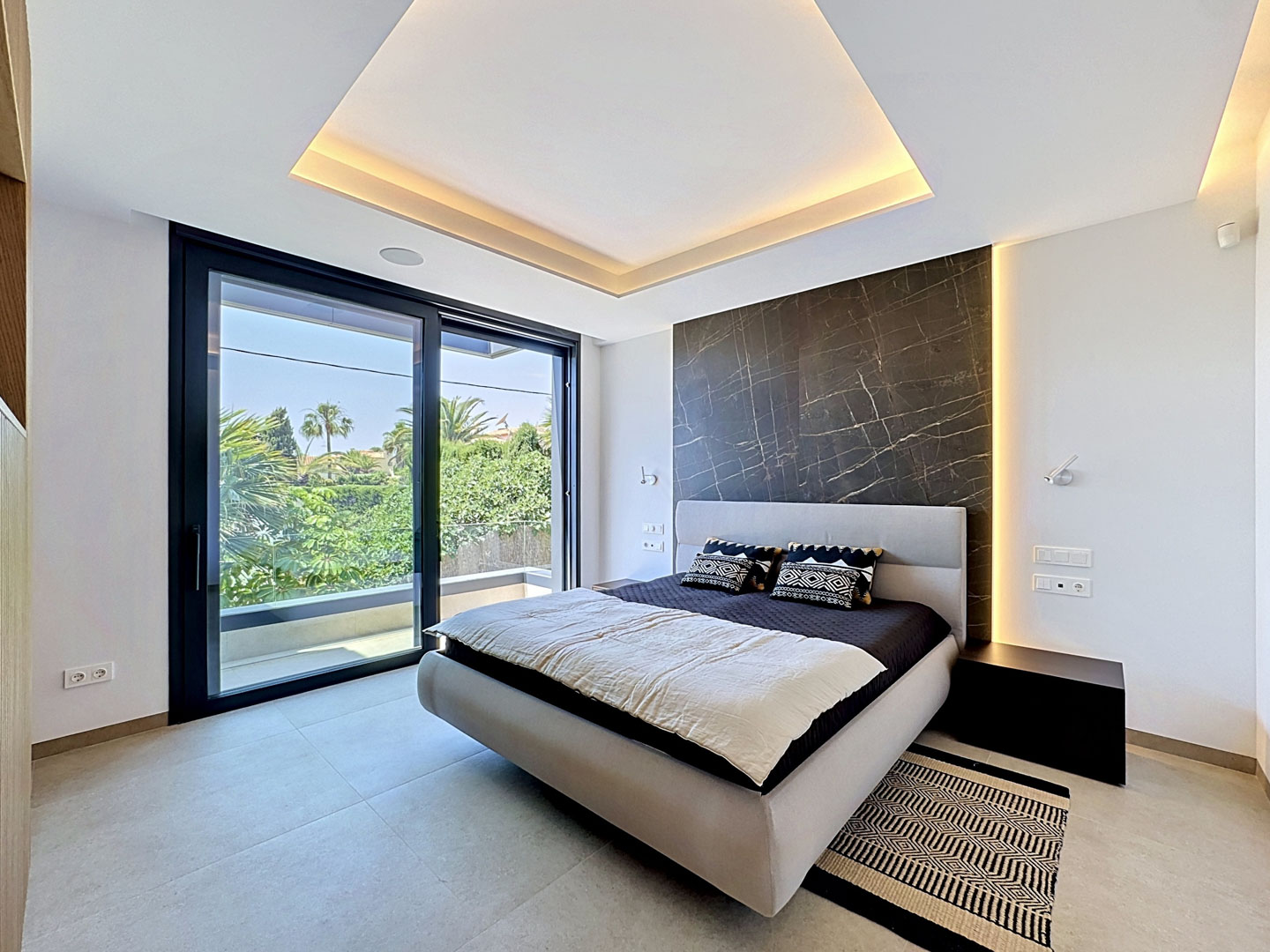 Villa de Lujo Minimalista con Vistas Panorámicas en Calpe, Descubra esta villa de lujo en Calpe, Alicante. Arquitectura minimalista, vistas panorámicas al mar, piscina privada y domótica. Viva el lujo moderno en la Cost