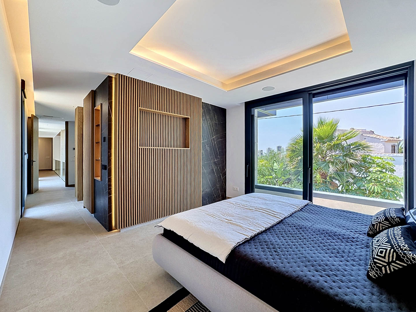 Villa de Lujo Minimalista con Vistas Panorámicas en Calpe, Descubra esta villa de lujo en Calpe, Alicante. Arquitectura minimalista, vistas panorámicas al mar, piscina privada y domótica. Viva el lujo moderno en la Cost