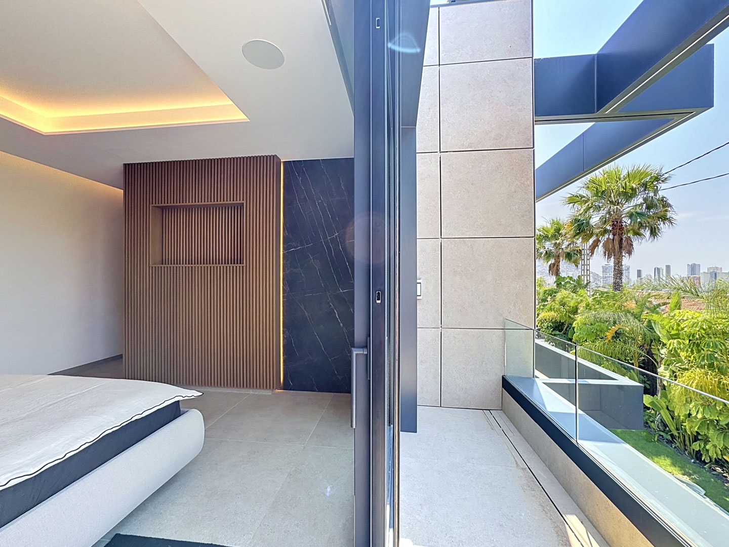 Villa de Lujo Minimalista con Vistas Panorámicas en Calpe, Descubra esta villa de lujo en Calpe, Alicante. Arquitectura minimalista, vistas panorámicas al mar, piscina privada y domótica. Viva el lujo moderno en la Cost