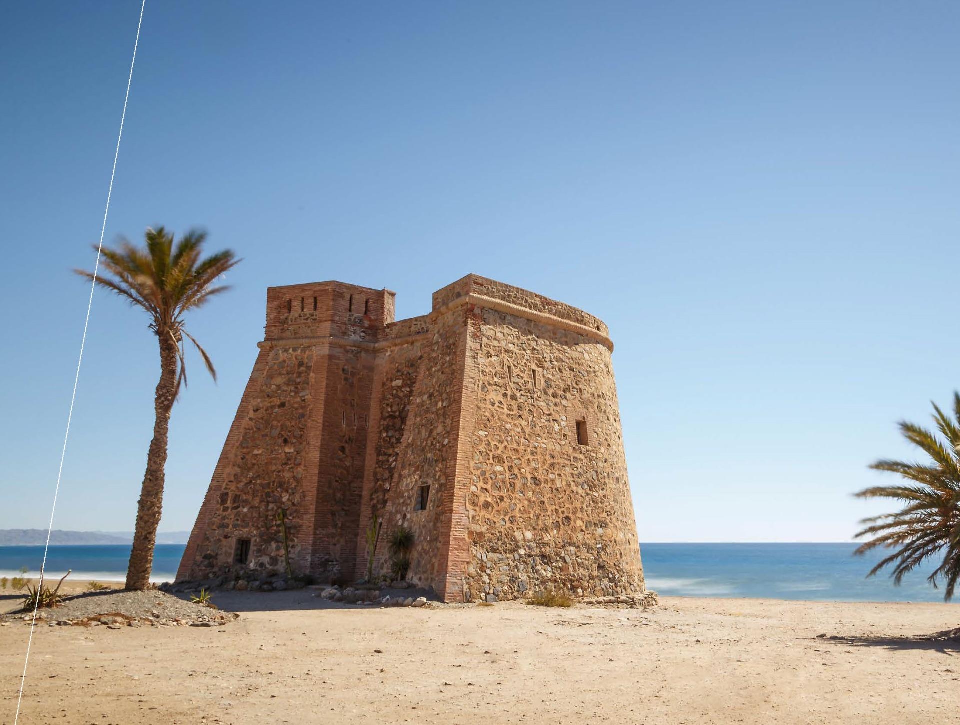 Exclusivo Ático Frente al Mar en Mojácar, Costa de Almería, Ático de lujo en Mojácar, Almería. Nuevo complejo frente al mar en Macenas. 1 hab, vistas panorámicas al mar, piscina infinita y club social. ¡Tu refugio medite