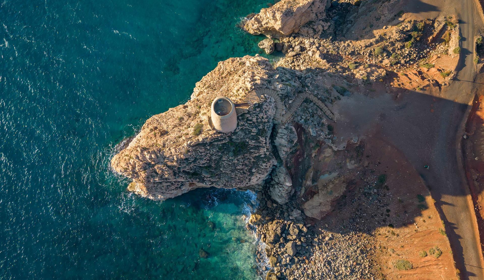 Exclusivo Ático Frente al Mar en Mojácar, Costa de Almería, Ático de lujo en Mojácar, Almería. Nuevo complejo frente al mar en Macenas. 1 hab, vistas panorámicas al mar, piscina infinita y club social. ¡Tu refugio medite