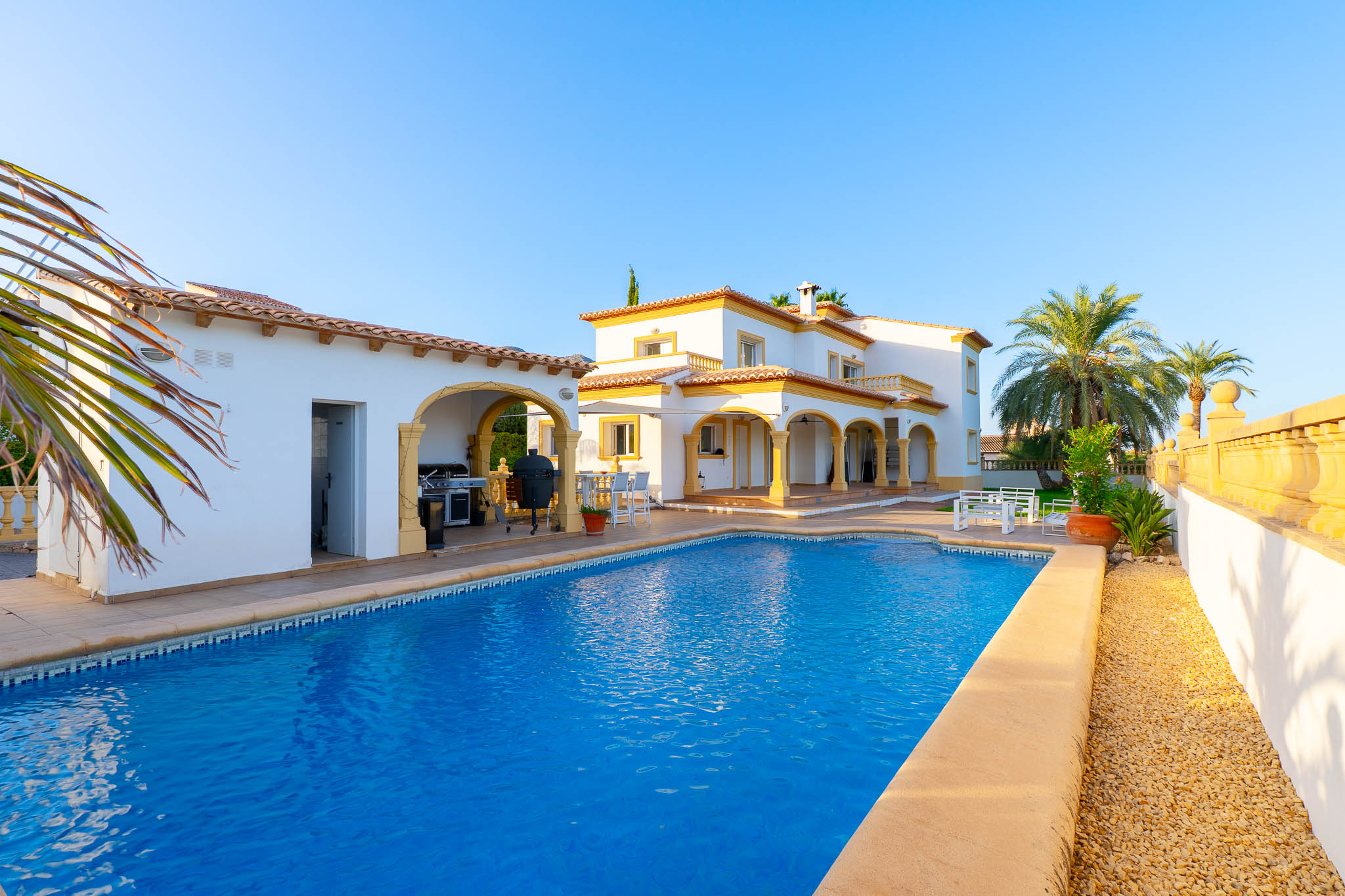 Beniarbeig: Villa de Lujo con Piscina y Vistas a la Montaña, Descubre esta villa tradicional de 4 dorm. en Beniarbeig, Alicante. Disfruta de piscina, jardín, vistas a Segària y cercanía a Dénia. ¡Tu sueño mediterráneo por
