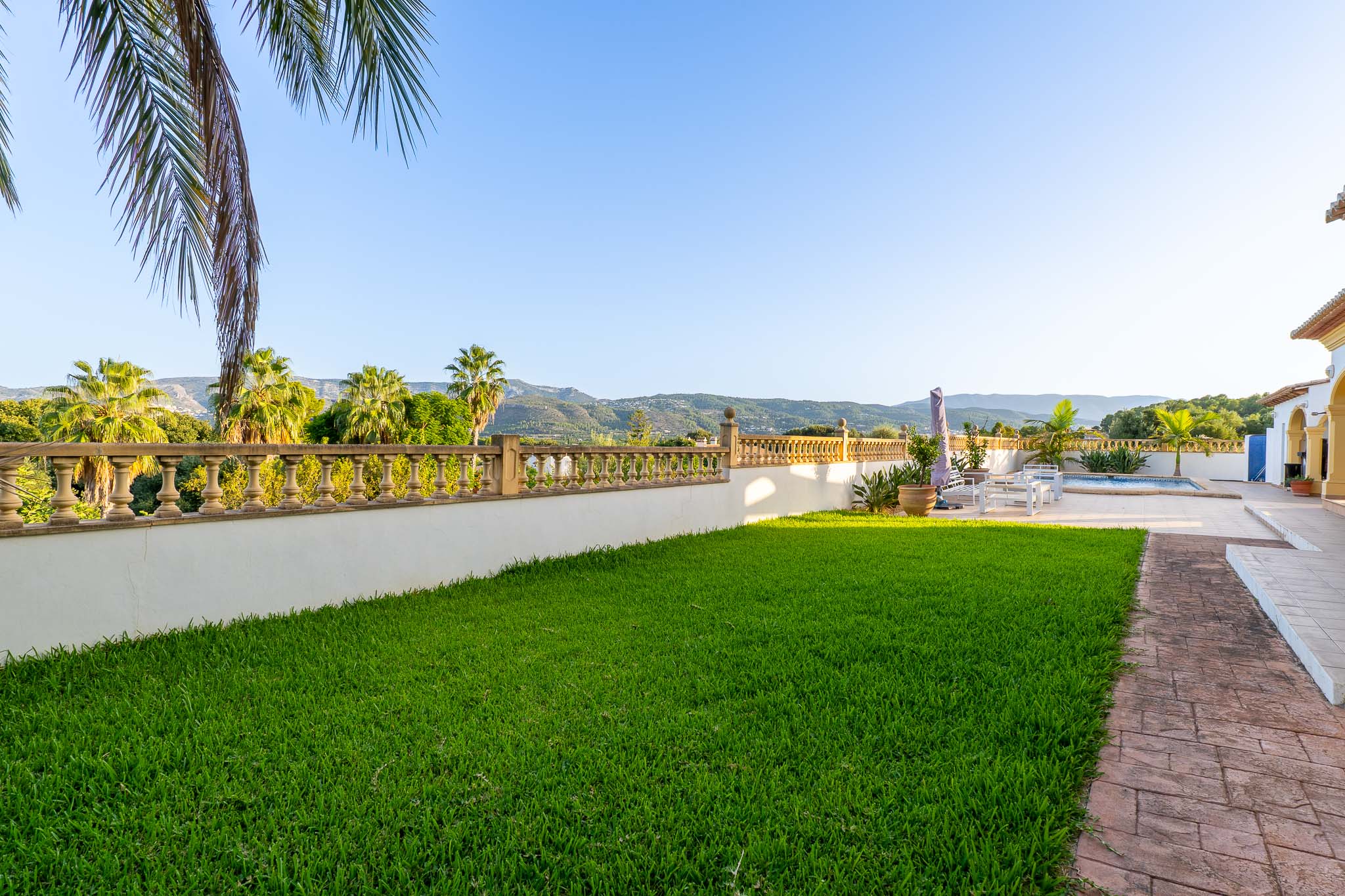 Beniarbeig: Villa de Lujo con Piscina y Vistas a la Montaña, Descubre esta villa tradicional de 4 dorm. en Beniarbeig, Alicante. Disfruta de piscina, jardín, vistas a Segària y cercanía a Dénia. ¡Tu sueño mediterráneo por
