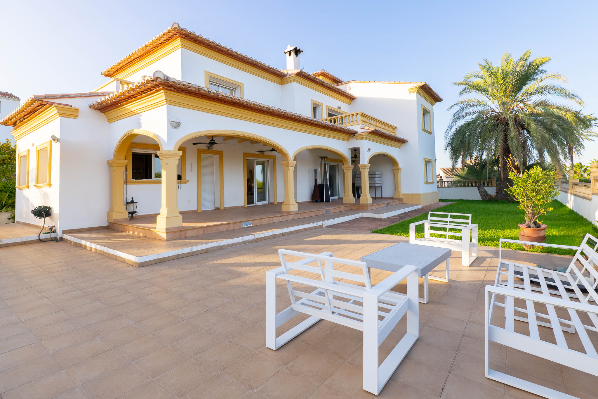 Beniarbeig: Villa de Lujo con Piscina y Vistas a la Montaña, Descubre esta villa tradicional de 4 dorm. en Beniarbeig, Alicante. Disfruta de piscina, jardín, vistas a Segària y cercanía a Dénia. ¡Tu sueño mediterráneo por