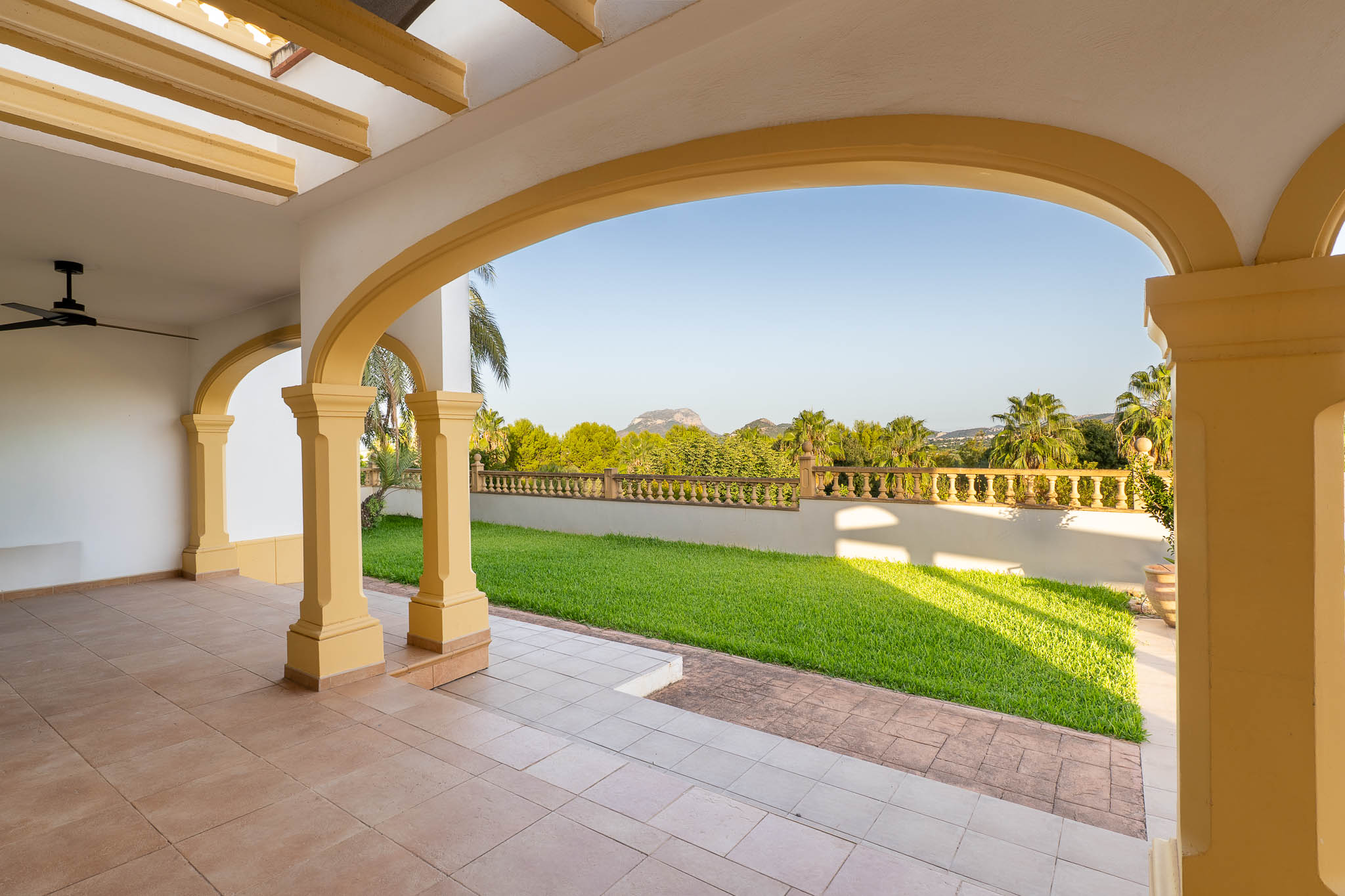 Beniarbeig: Villa de Lujo con Piscina y Vistas a la Montaña, Descubre esta villa tradicional de 4 dorm. en Beniarbeig, Alicante. Disfruta de piscina, jardín, vistas a Segària y cercanía a Dénia. ¡Tu sueño mediterráneo por